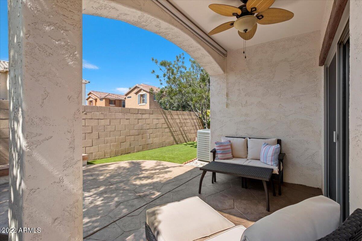 942 E CANTEBRIA Drive