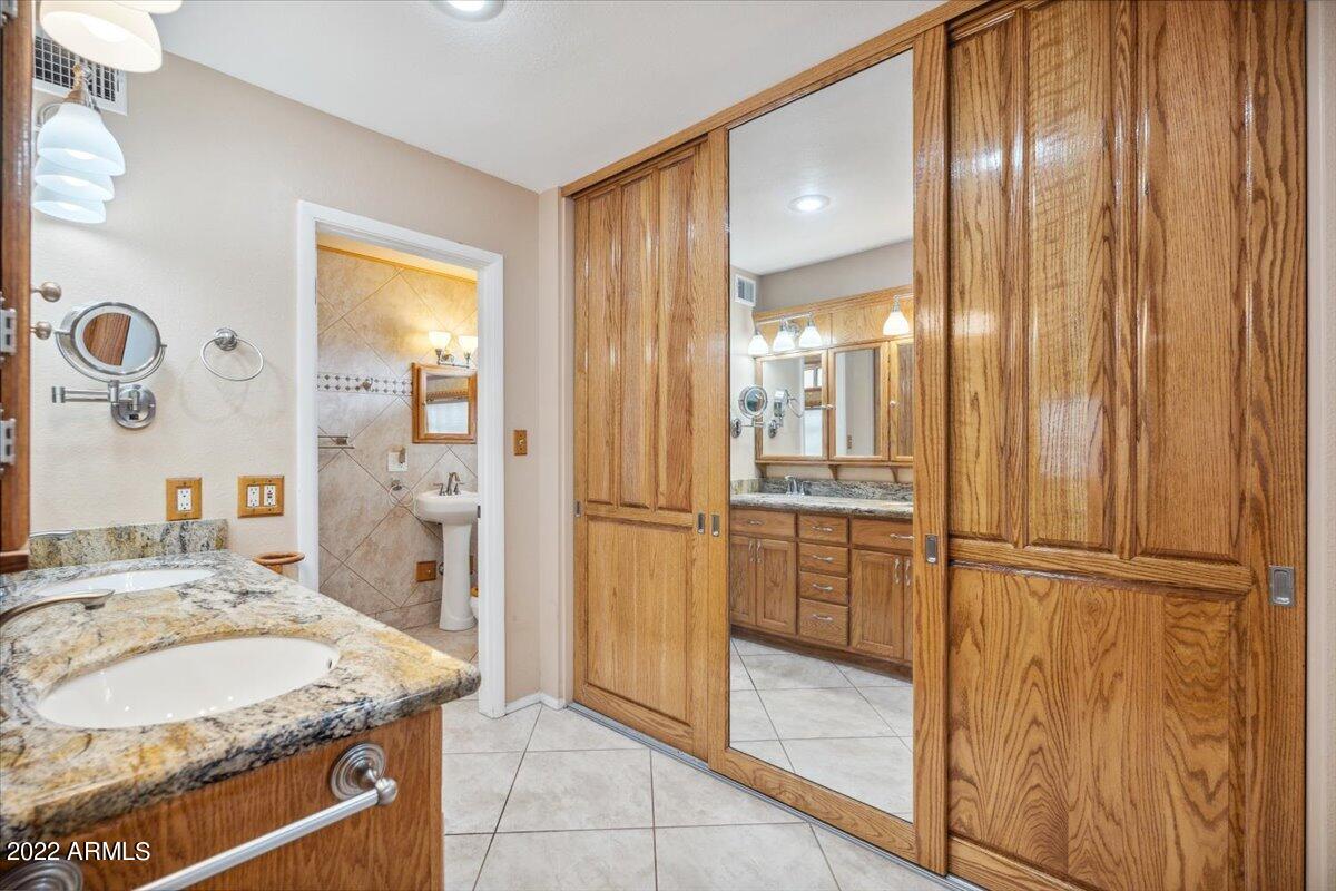 5239 W GARDEN Drive