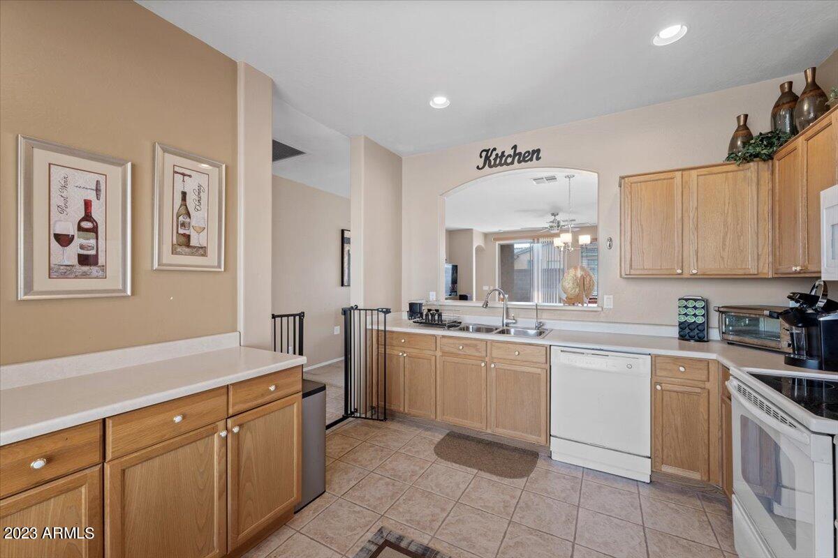 83 W MAHOGANY Place