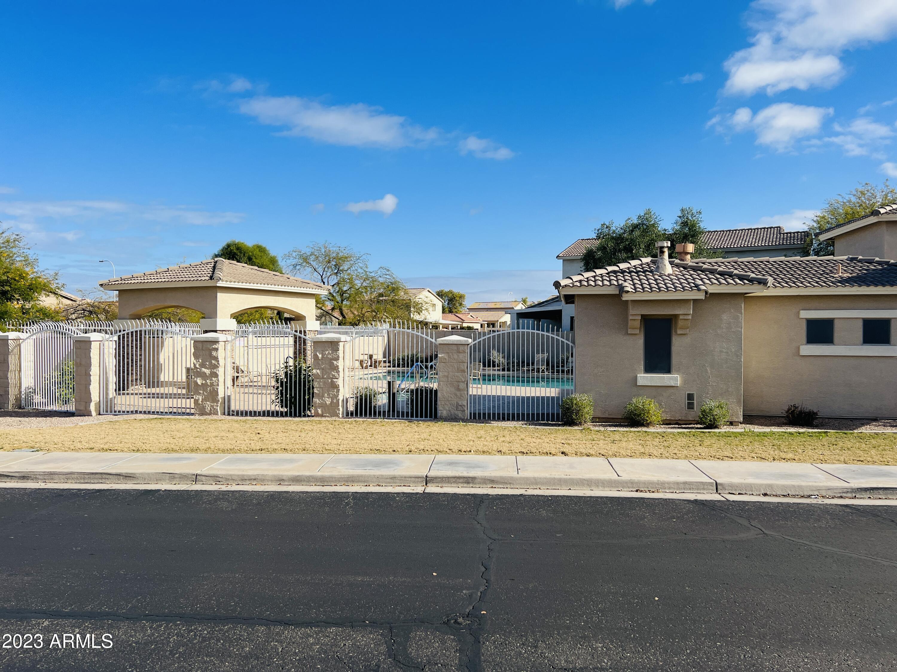 83 W MAHOGANY Place