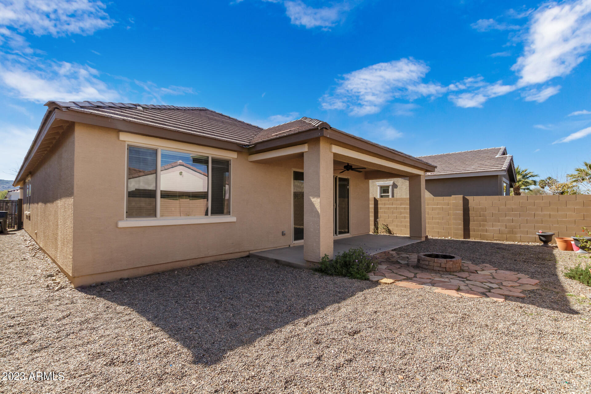 2824 E WAYLAND Drive