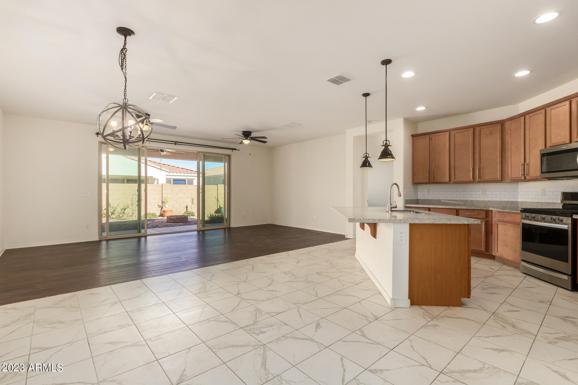 2824 E WAYLAND Drive