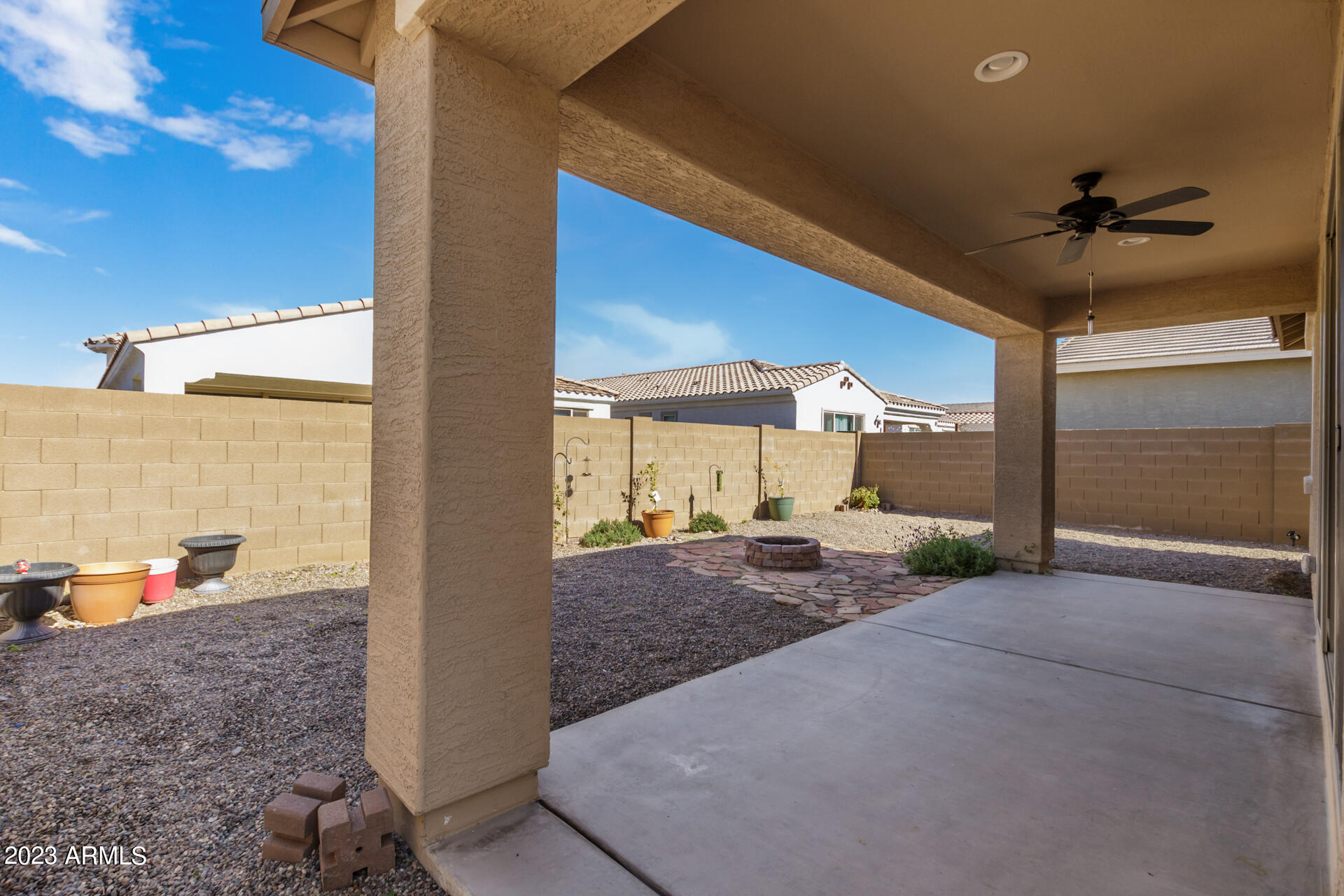 2824 E WAYLAND Drive