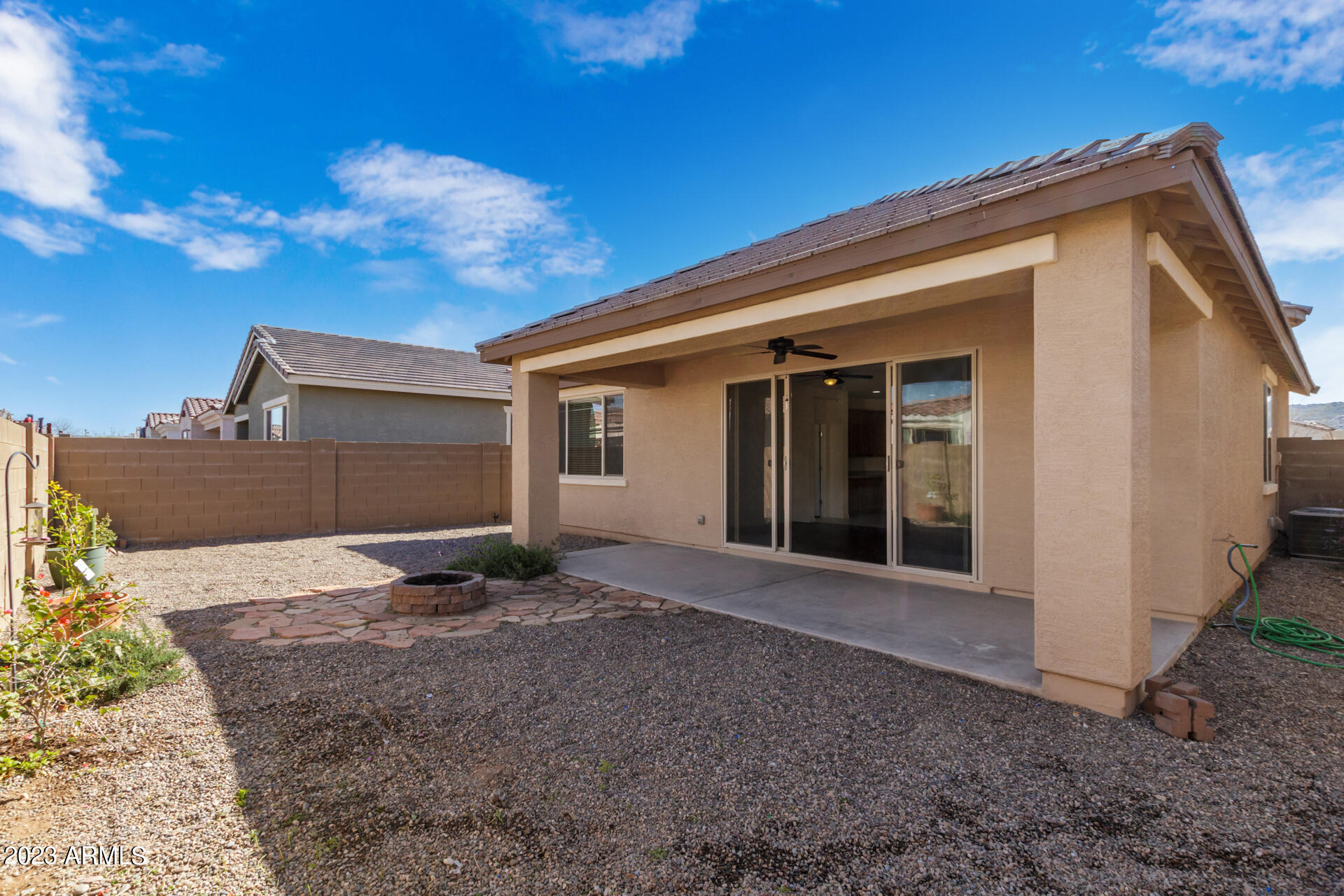 2824 E WAYLAND Drive