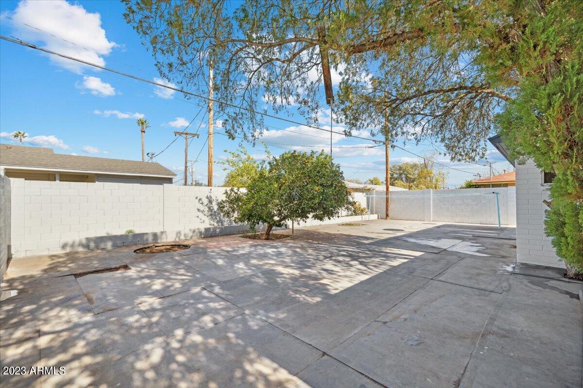 912 W CAMPBELL Avenue