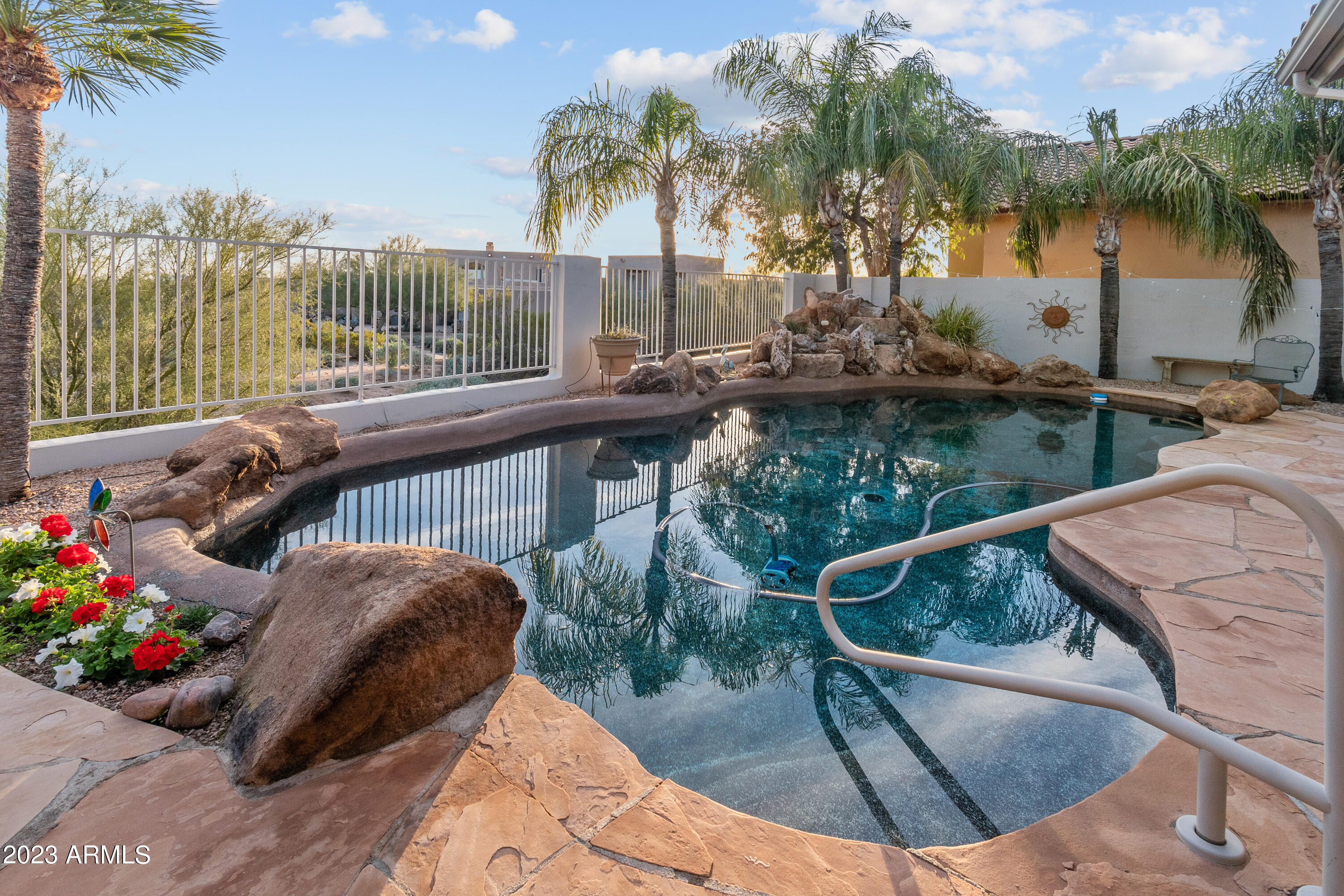 9145 E CALLE DE LAS BRISAS --
