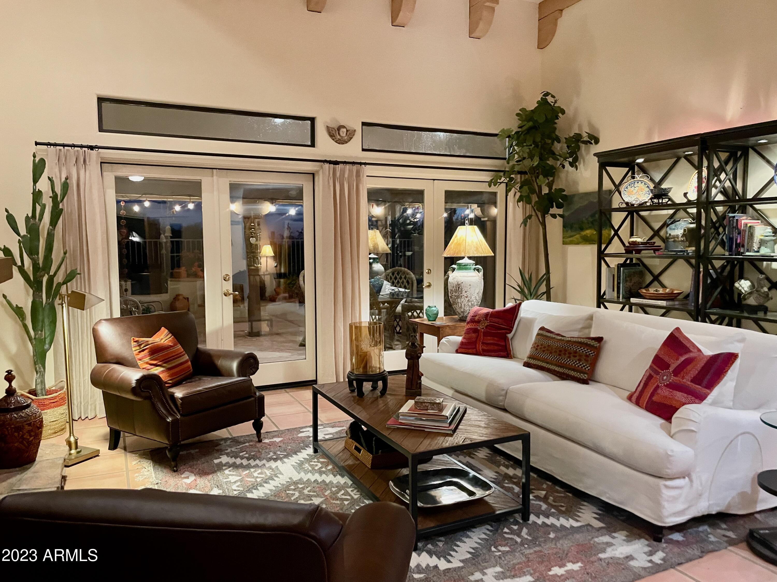 9145 E CALLE DE LAS BRISAS --