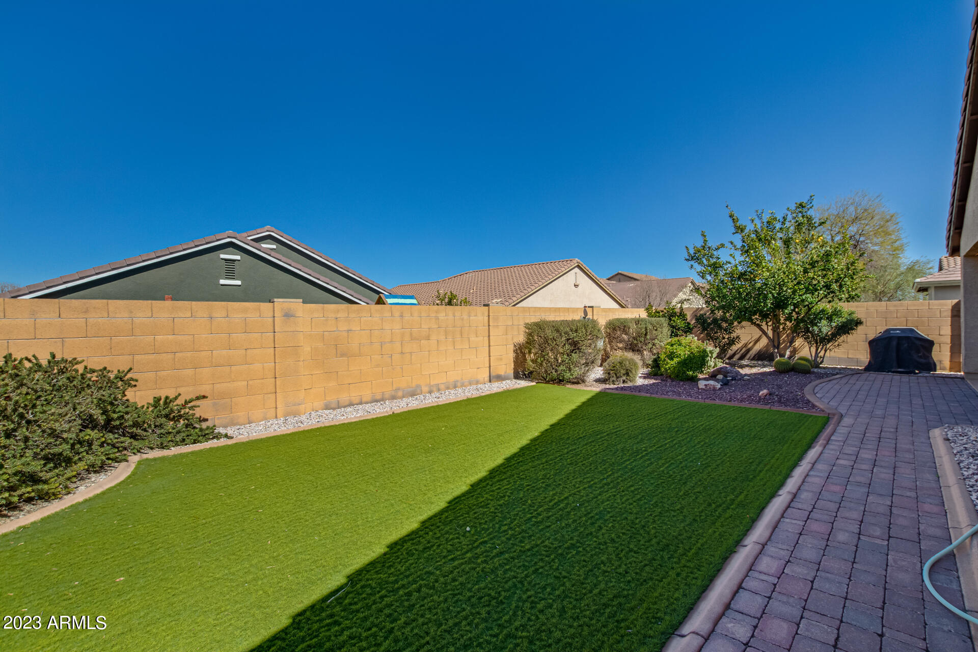 734 W DESERT HILLS Drive