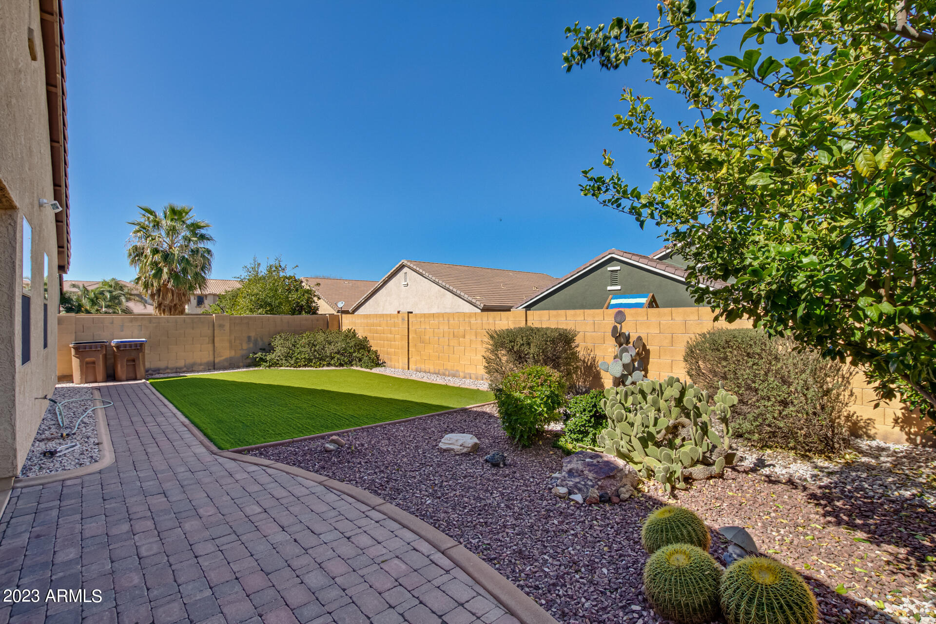 734 W DESERT HILLS Drive