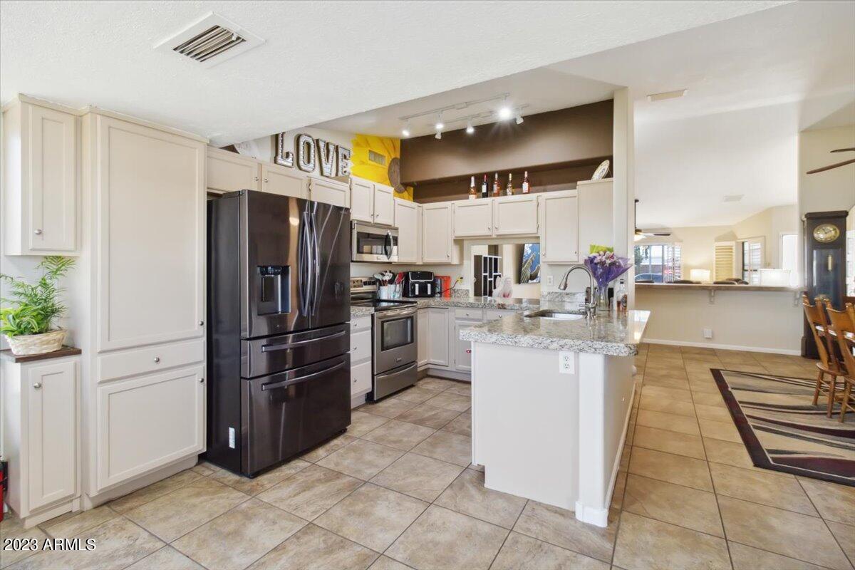 8948 W ROSE Lane