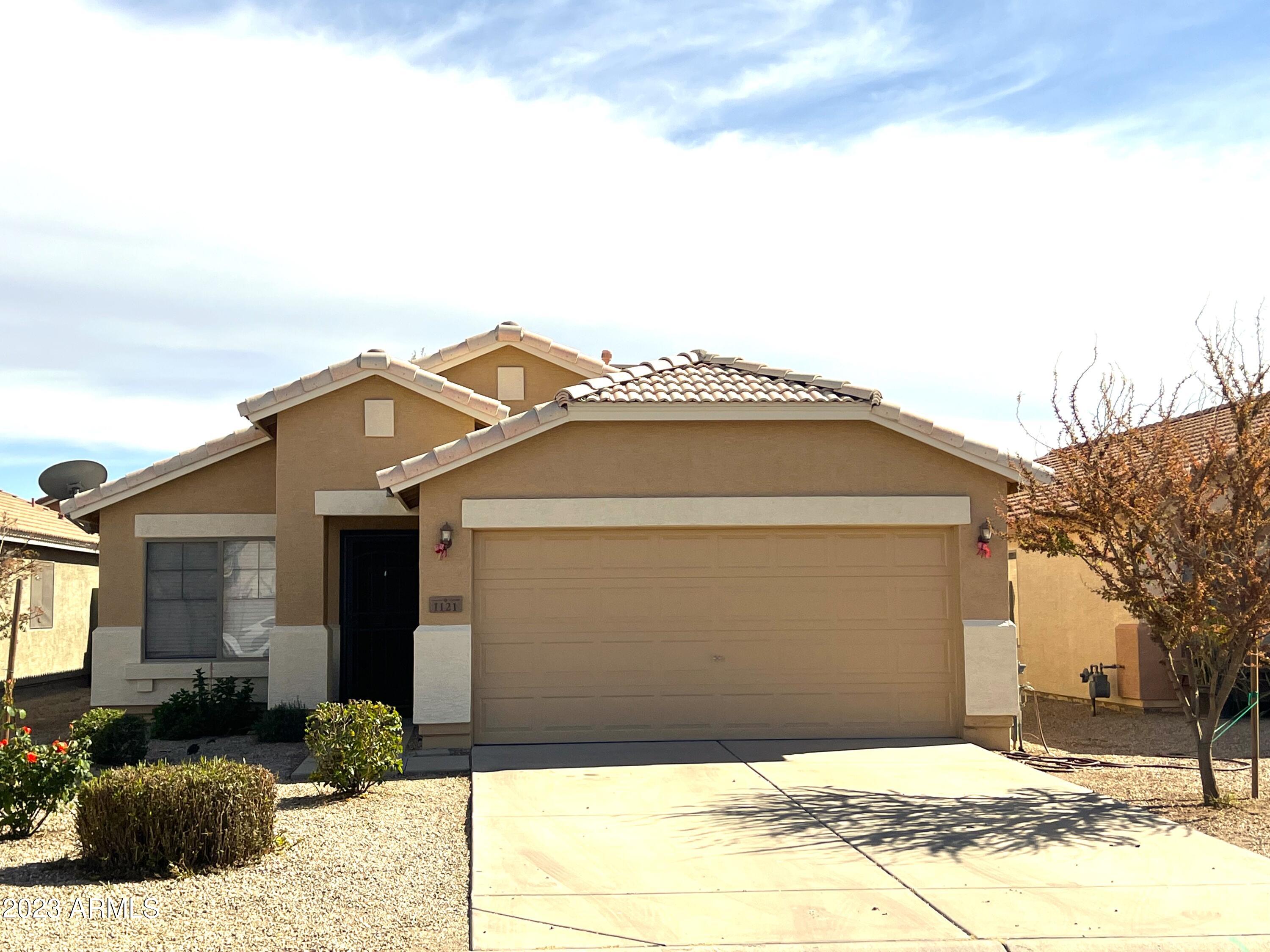 1121 E SANTA FIORE Street