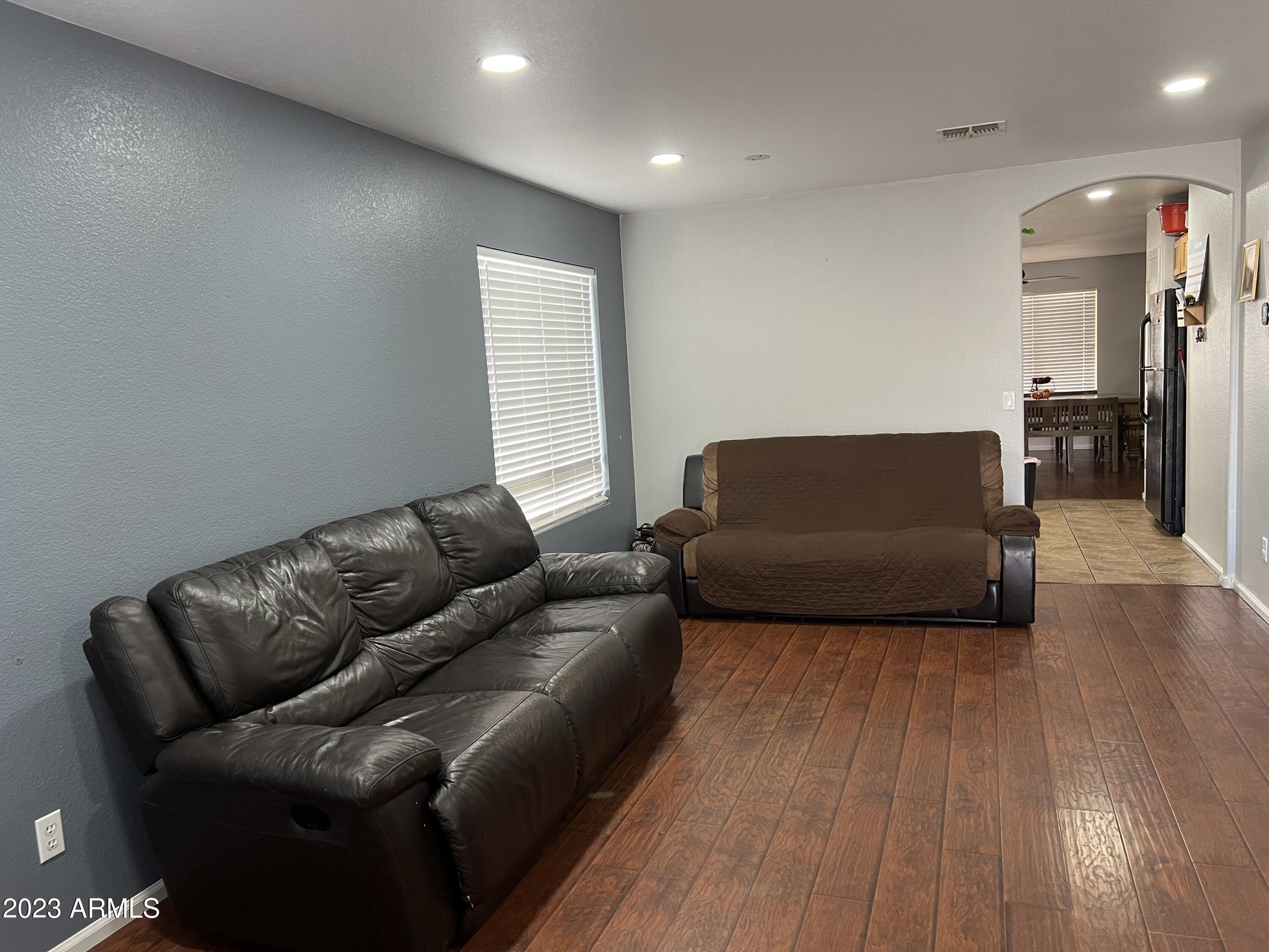 1121 E SANTA FIORE Street