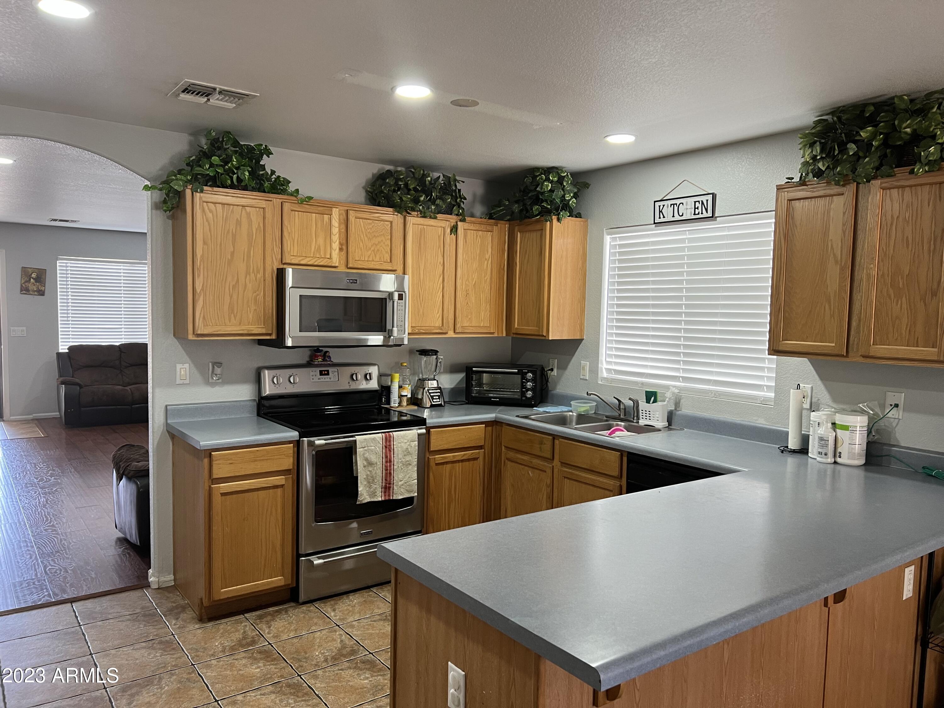 1121 E SANTA FIORE Street