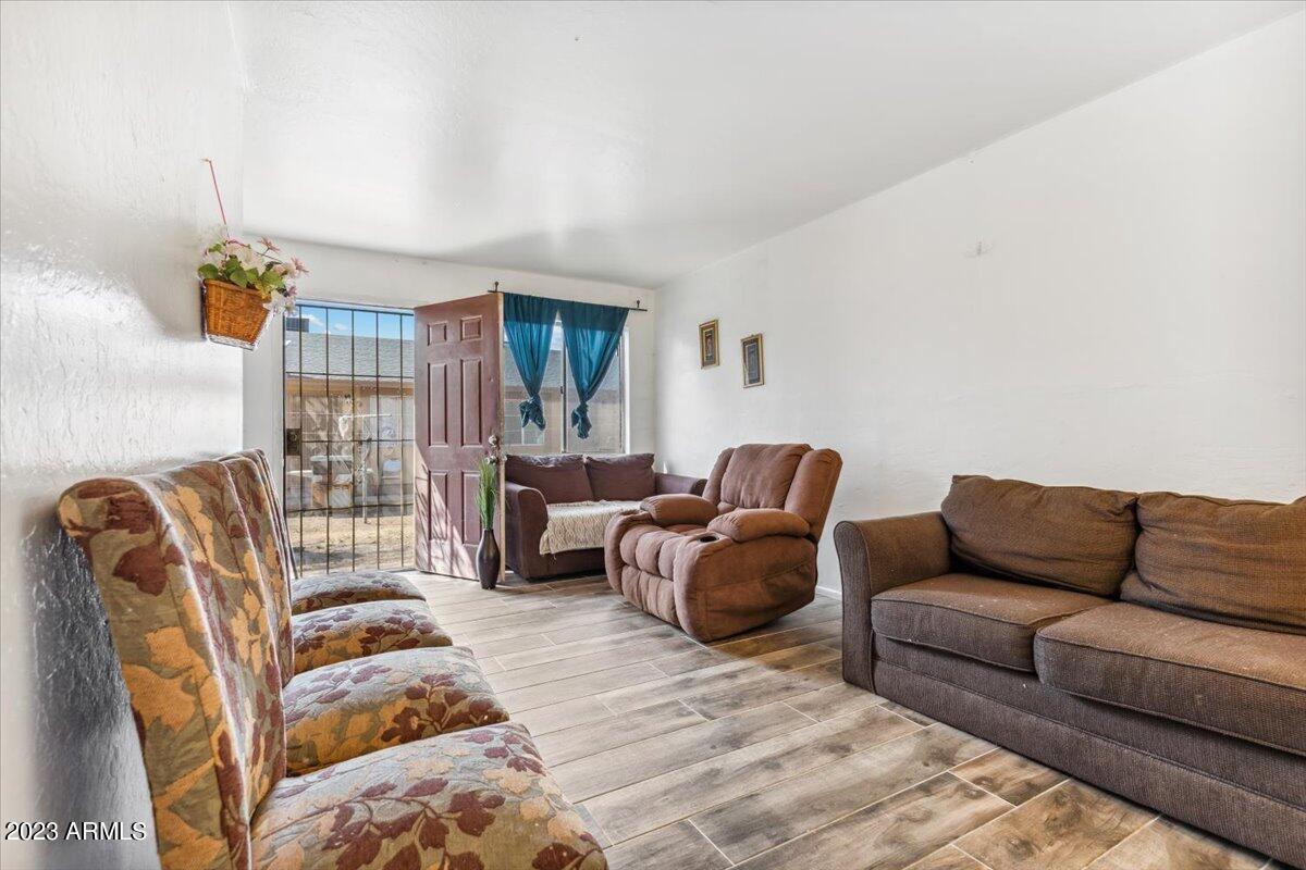 2571 E MOBILE Lane