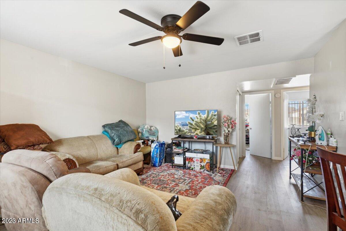 2571 E MOBILE Lane