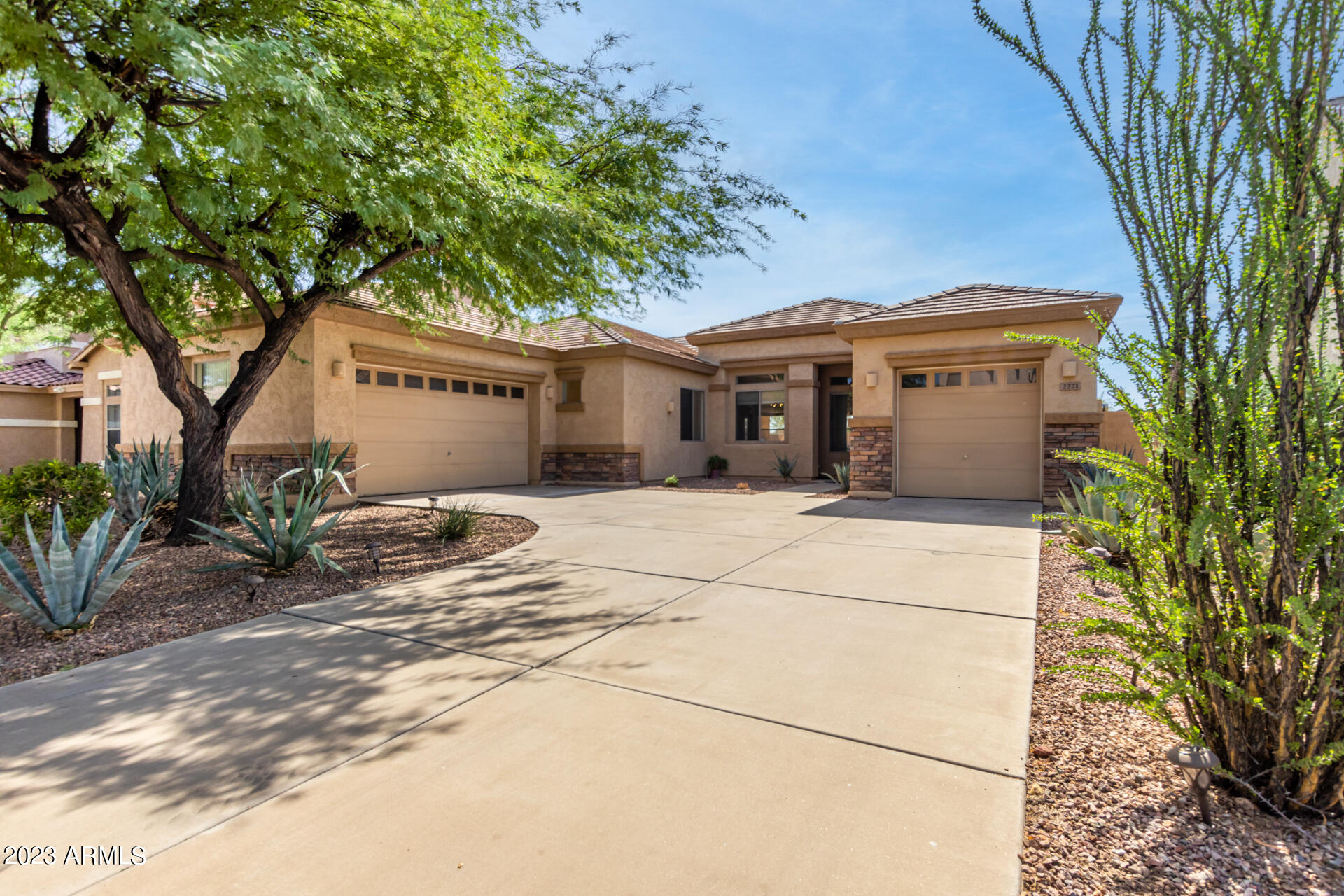 2221 W Apache Rain Road