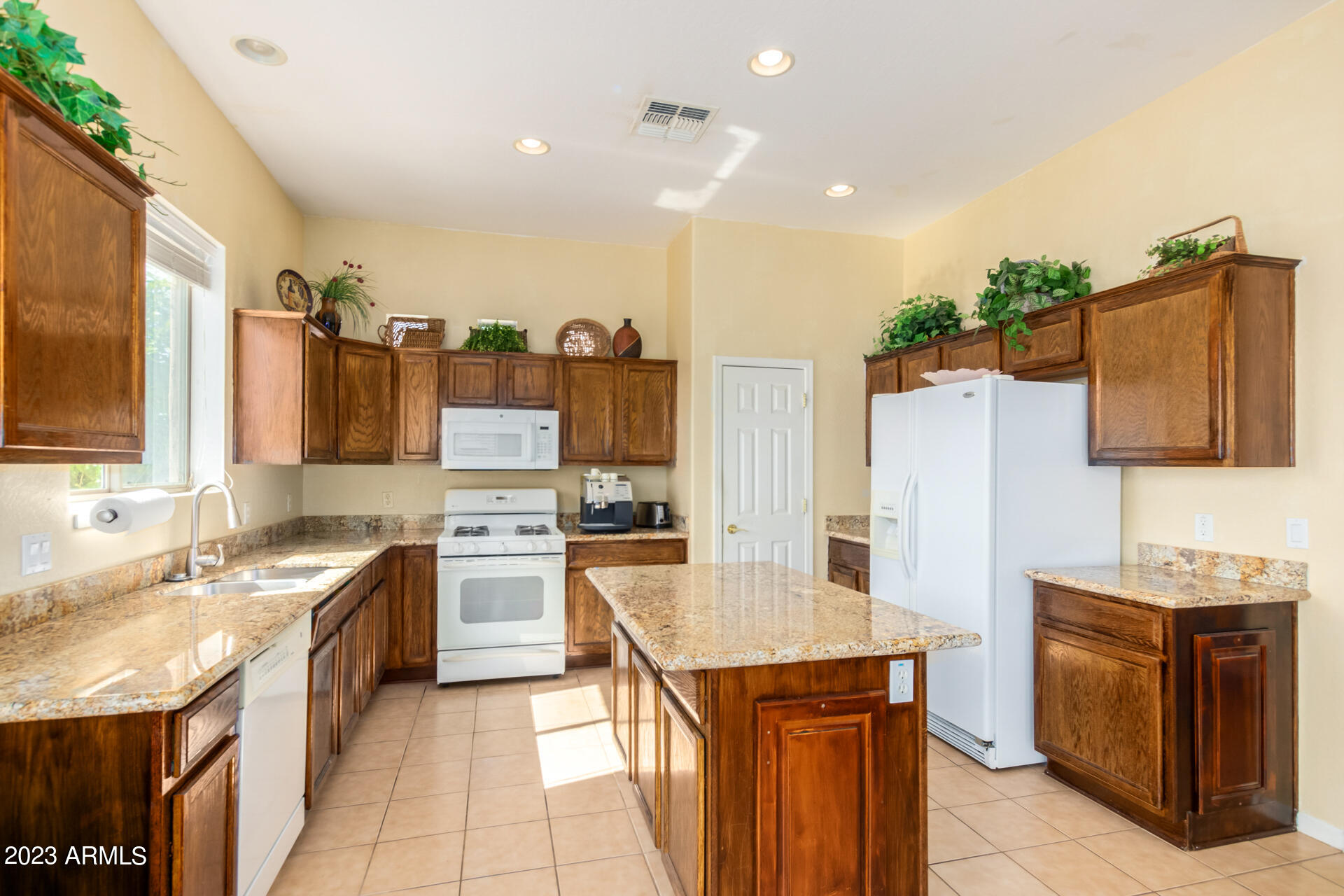 2221 W Apache Rain Road