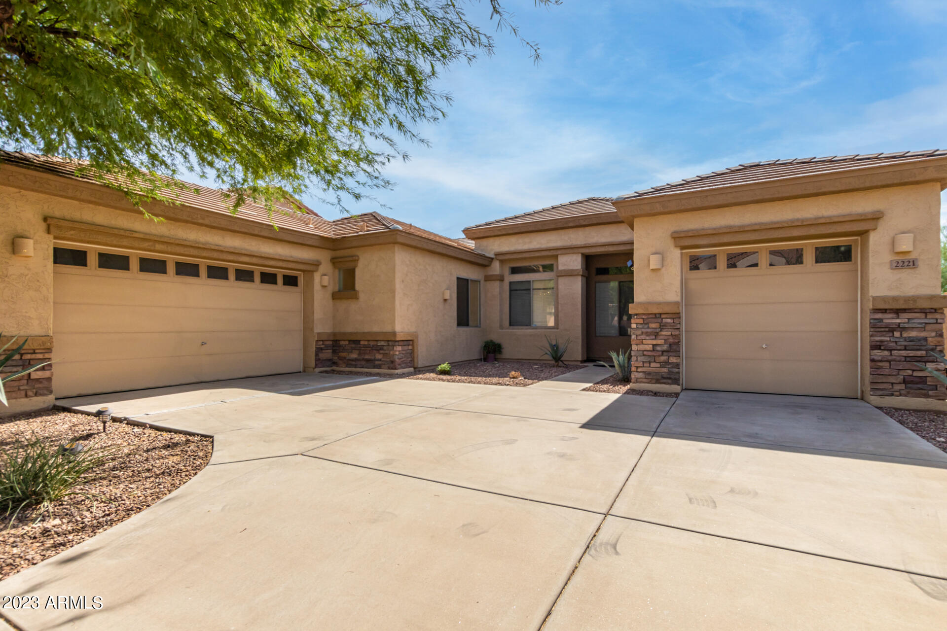 2221 W Apache Rain Road