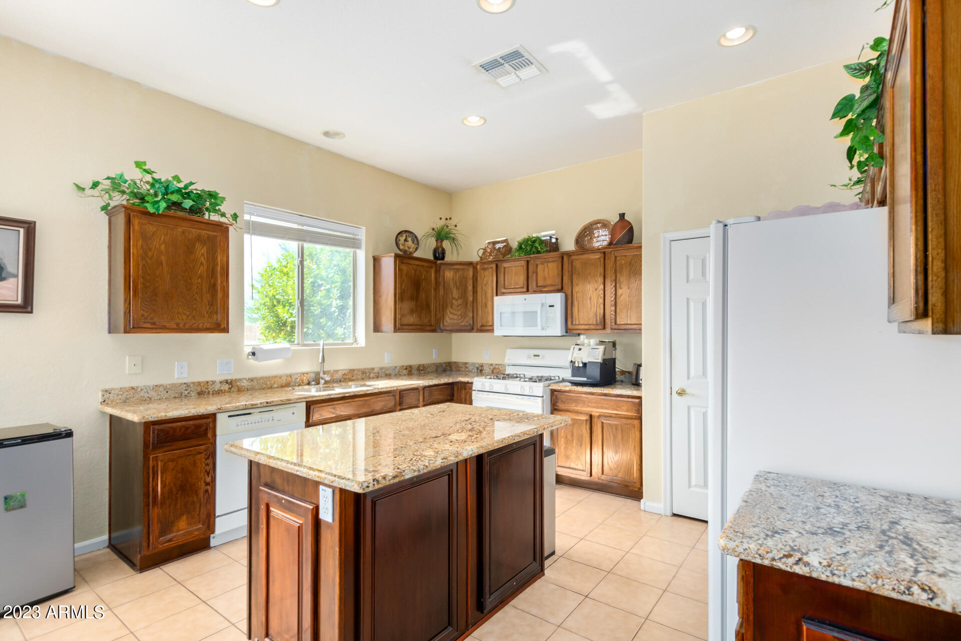 2221 W Apache Rain Road