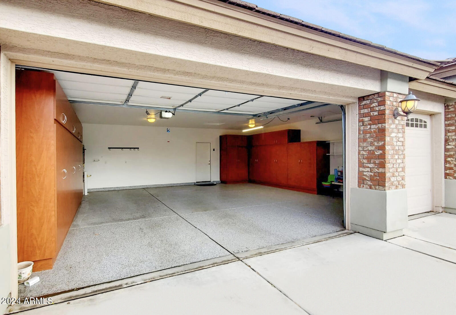 8820 W GLENN Drive