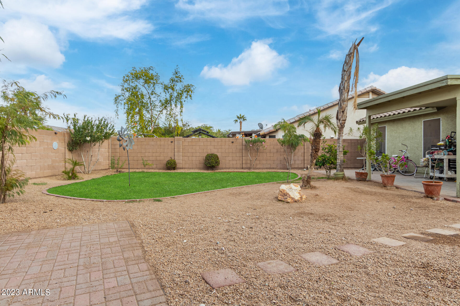 916 E BEVERLY Road
