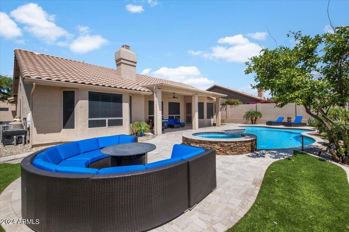 9425 E MAPLE Drive