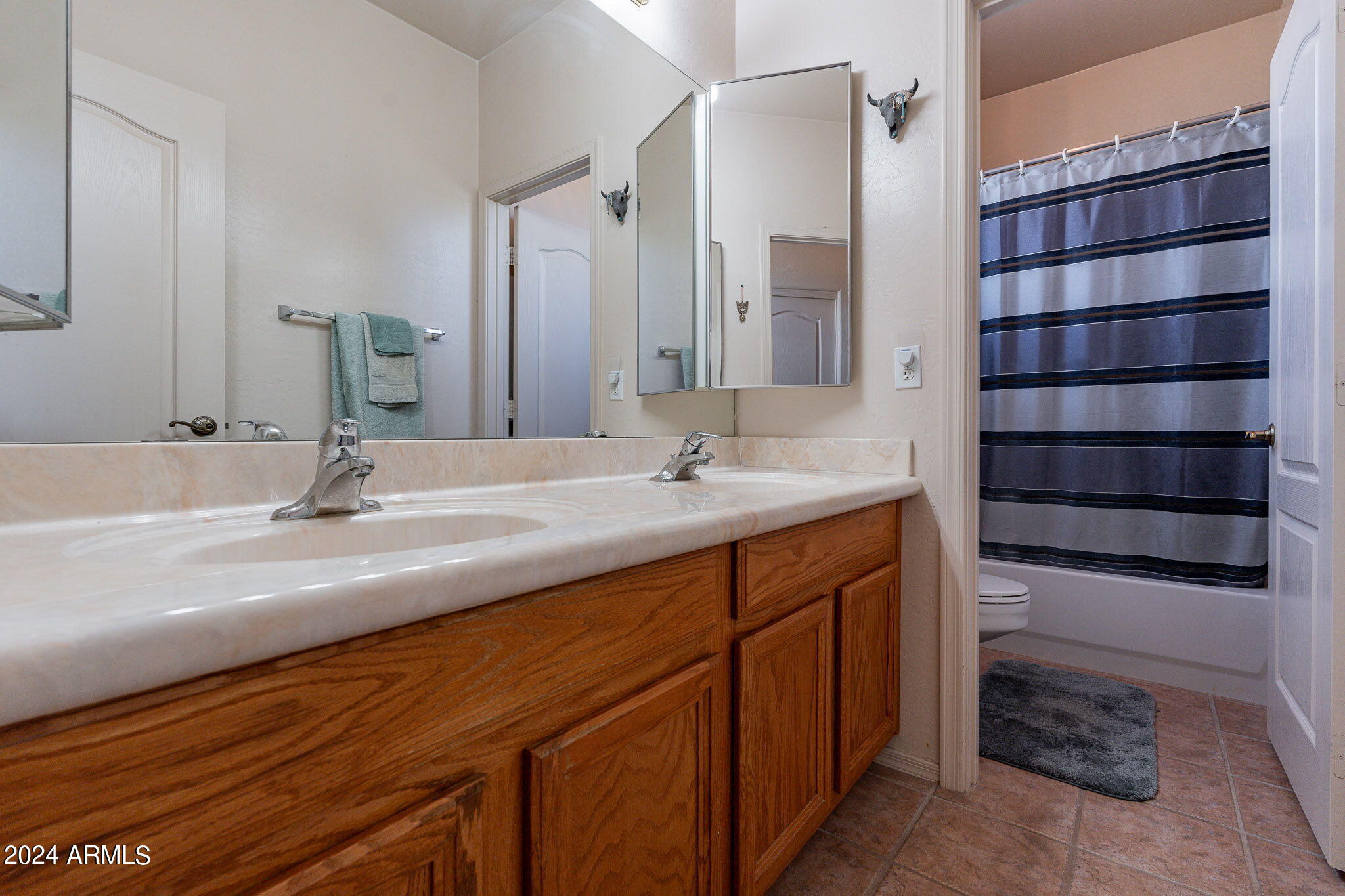 2578 E ARROWHEAD Trail