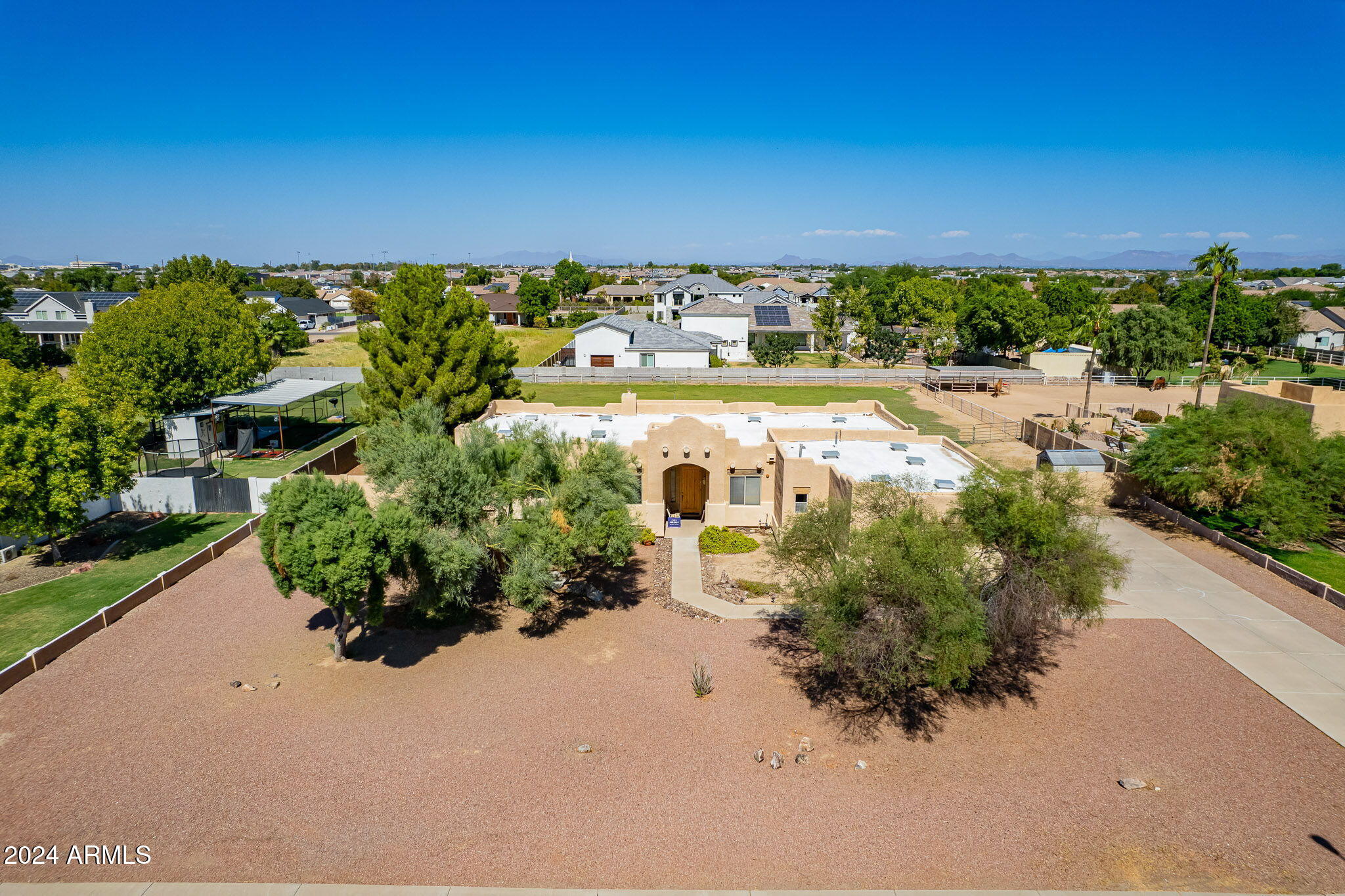 2578 E ARROWHEAD Trail