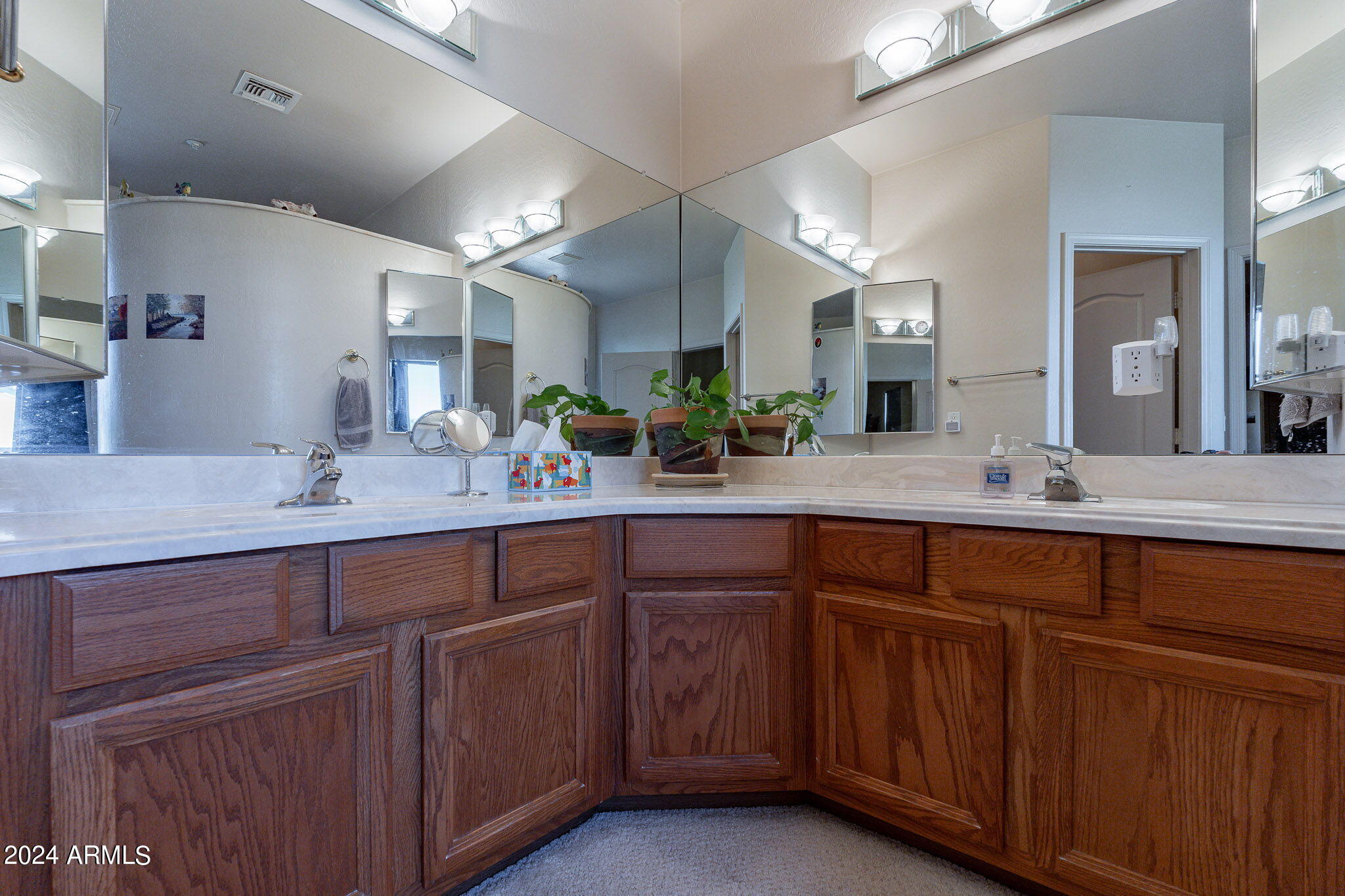 2578 E ARROWHEAD Trail