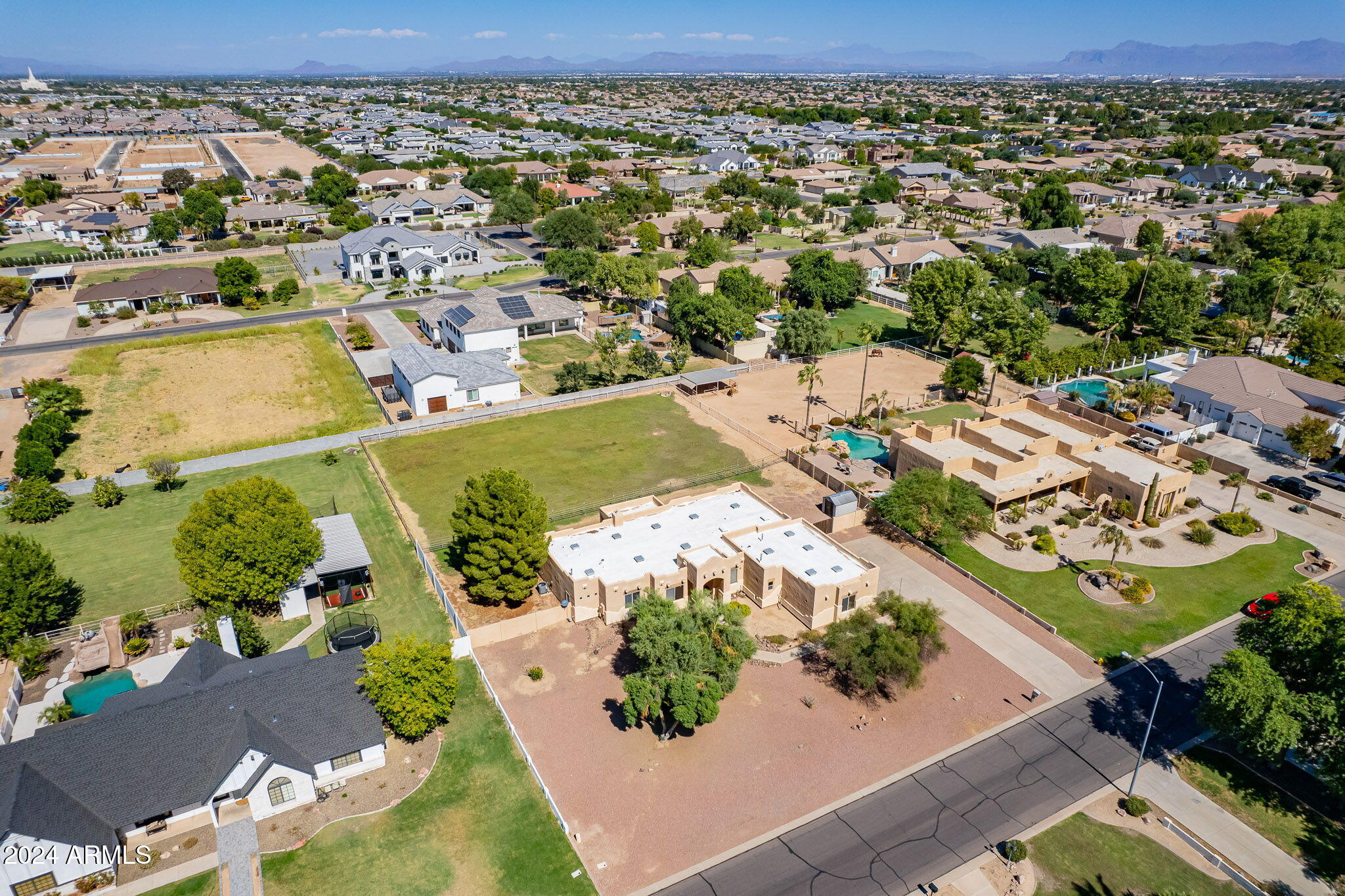 2578 E ARROWHEAD Trail