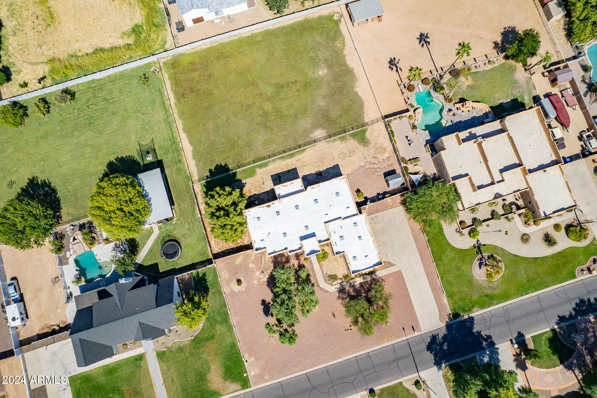 2578 E ARROWHEAD Trail