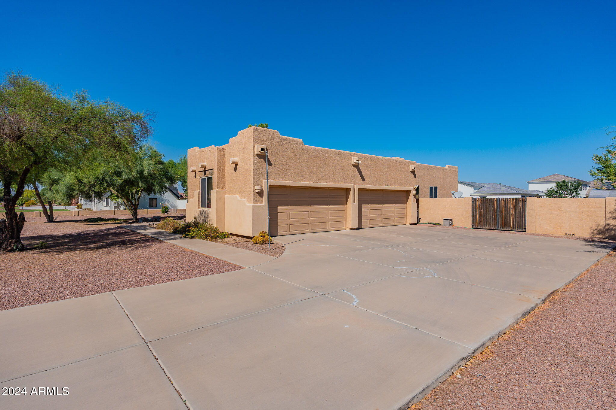 2578 E ARROWHEAD Trail