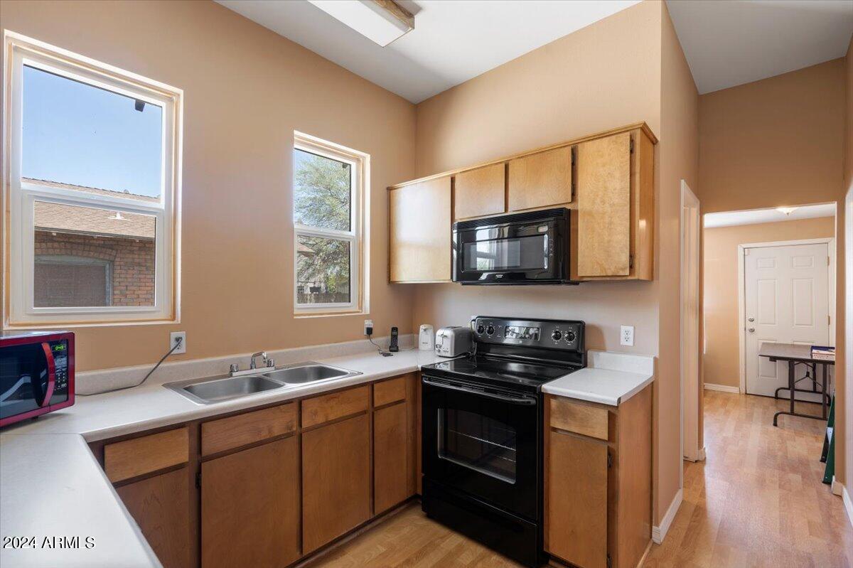 1215 W WOODLAND Avenue