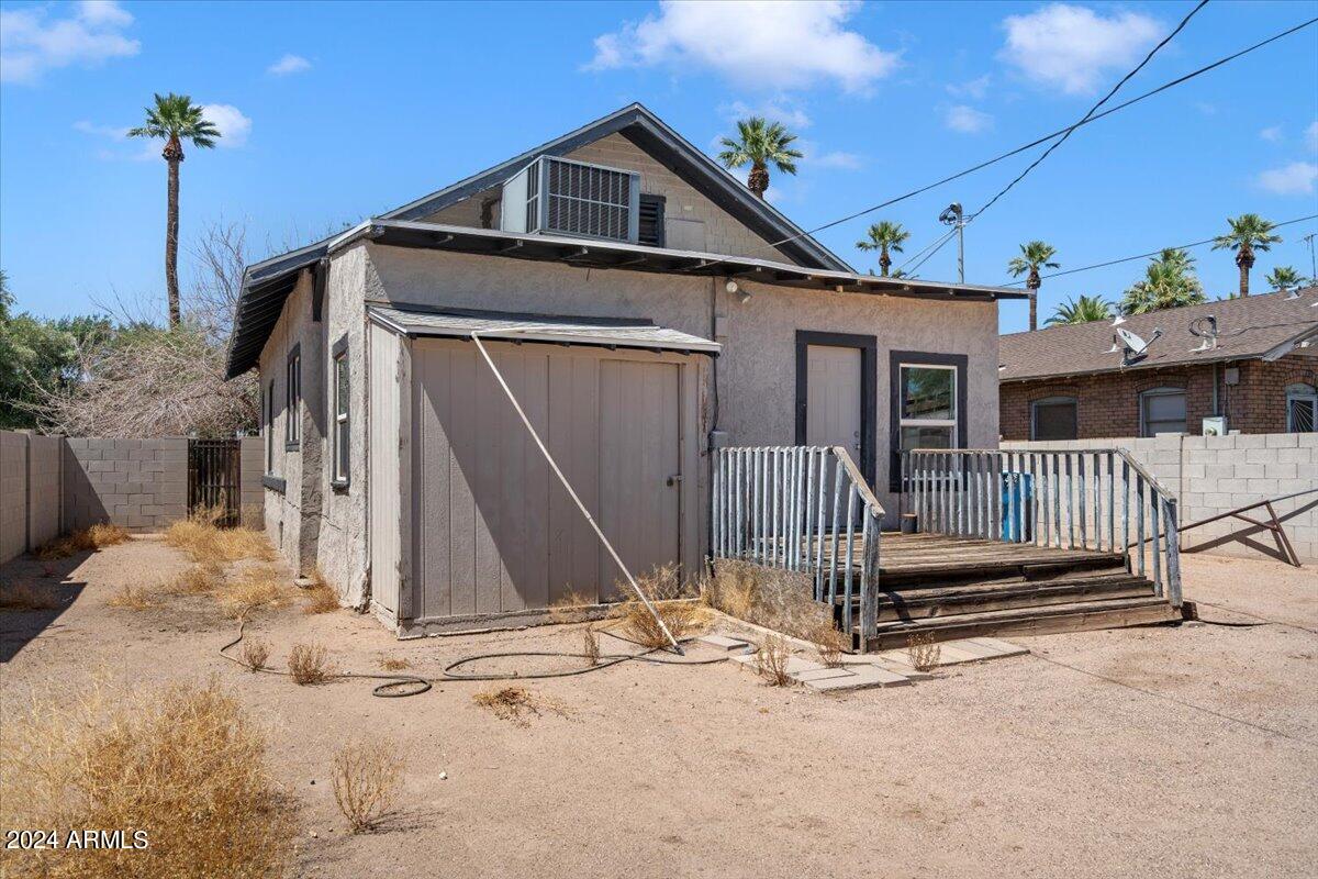 1215 W WOODLAND Avenue