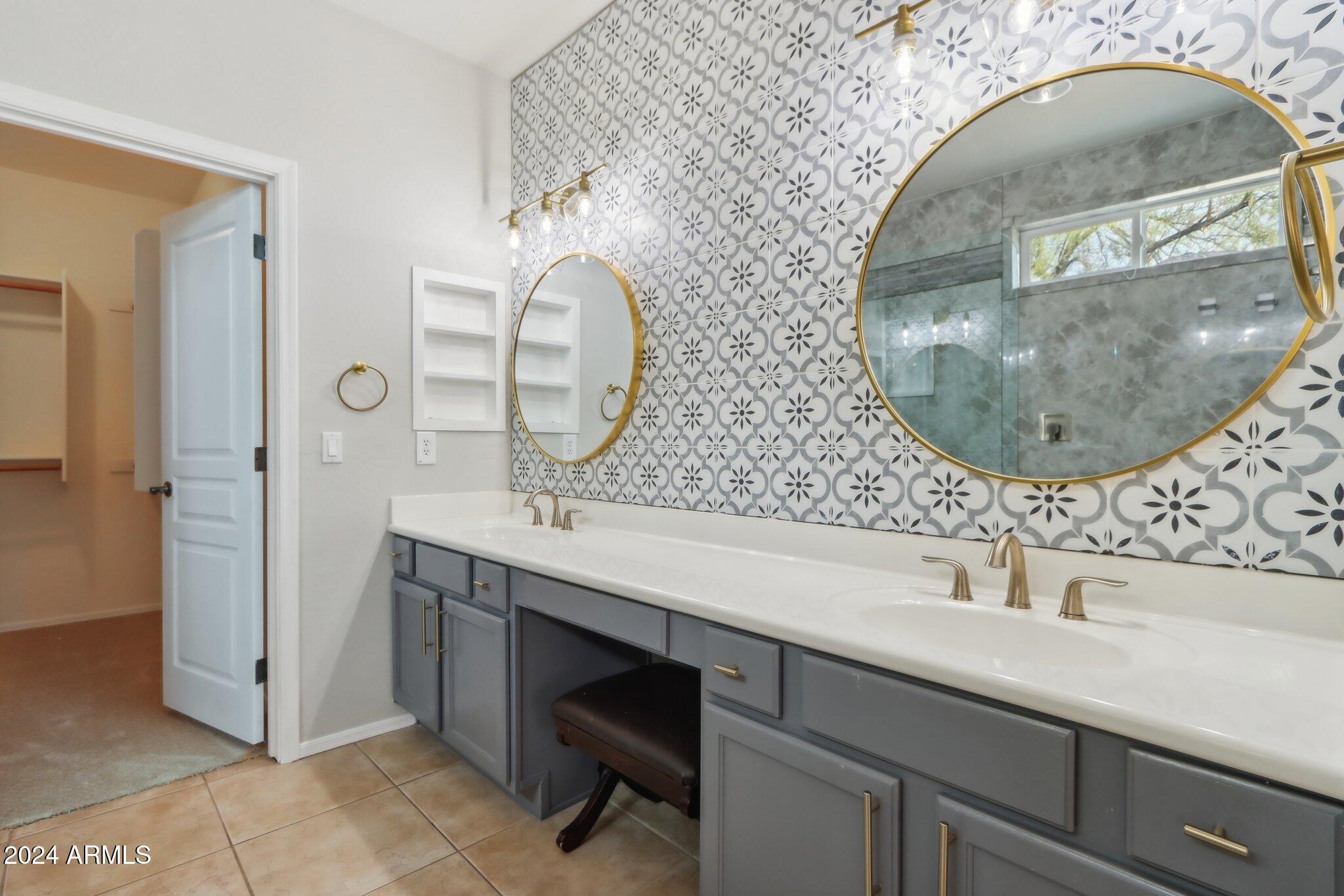 2764 N STERLING Street