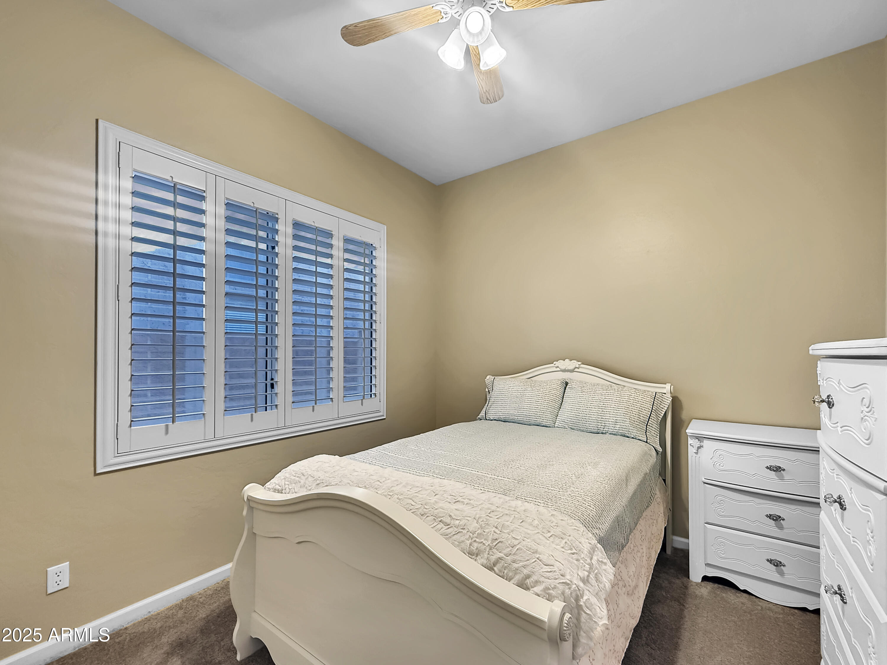 6623 W ROBIN Lane