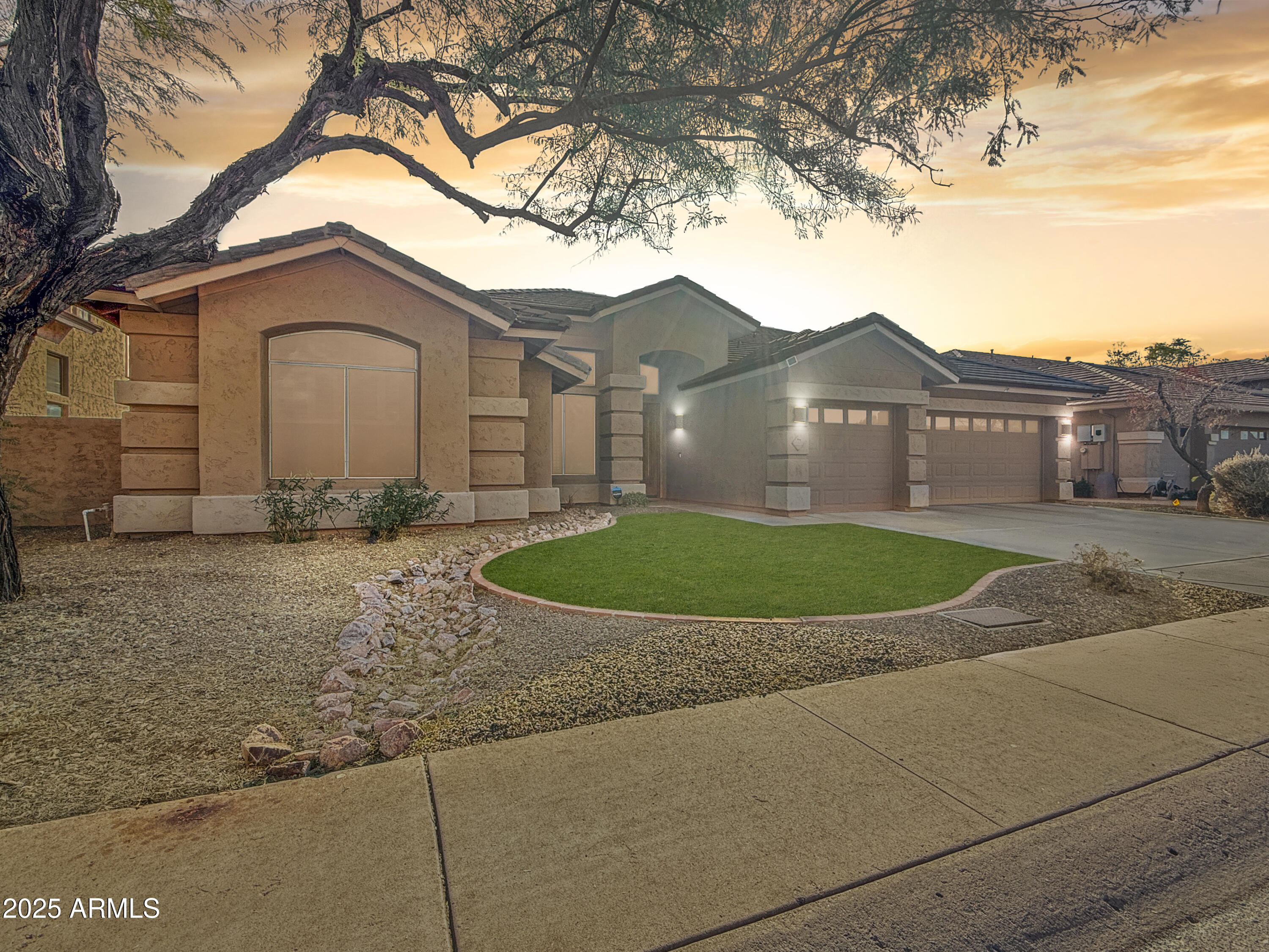 6623 W ROBIN Lane