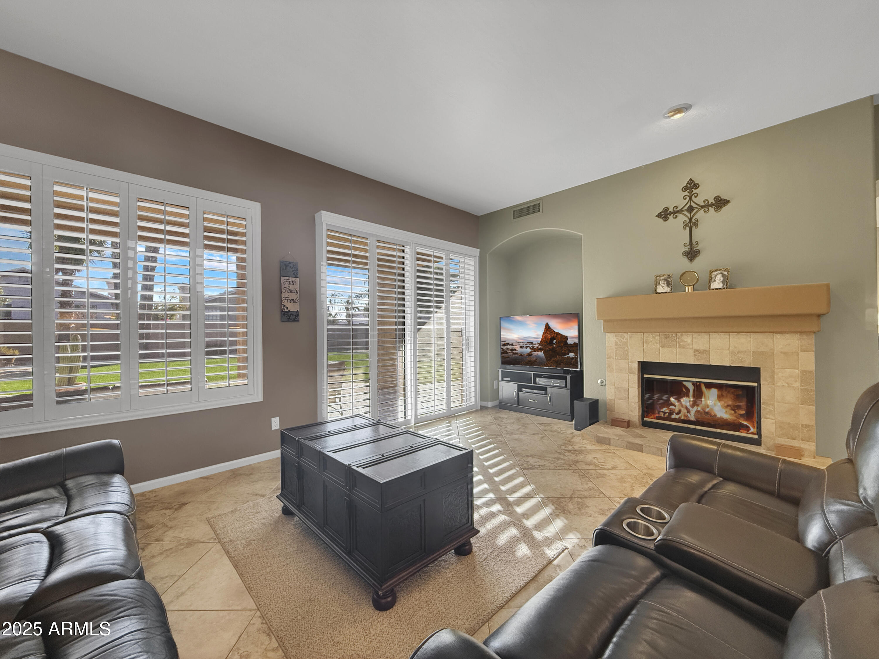 6623 W ROBIN Lane