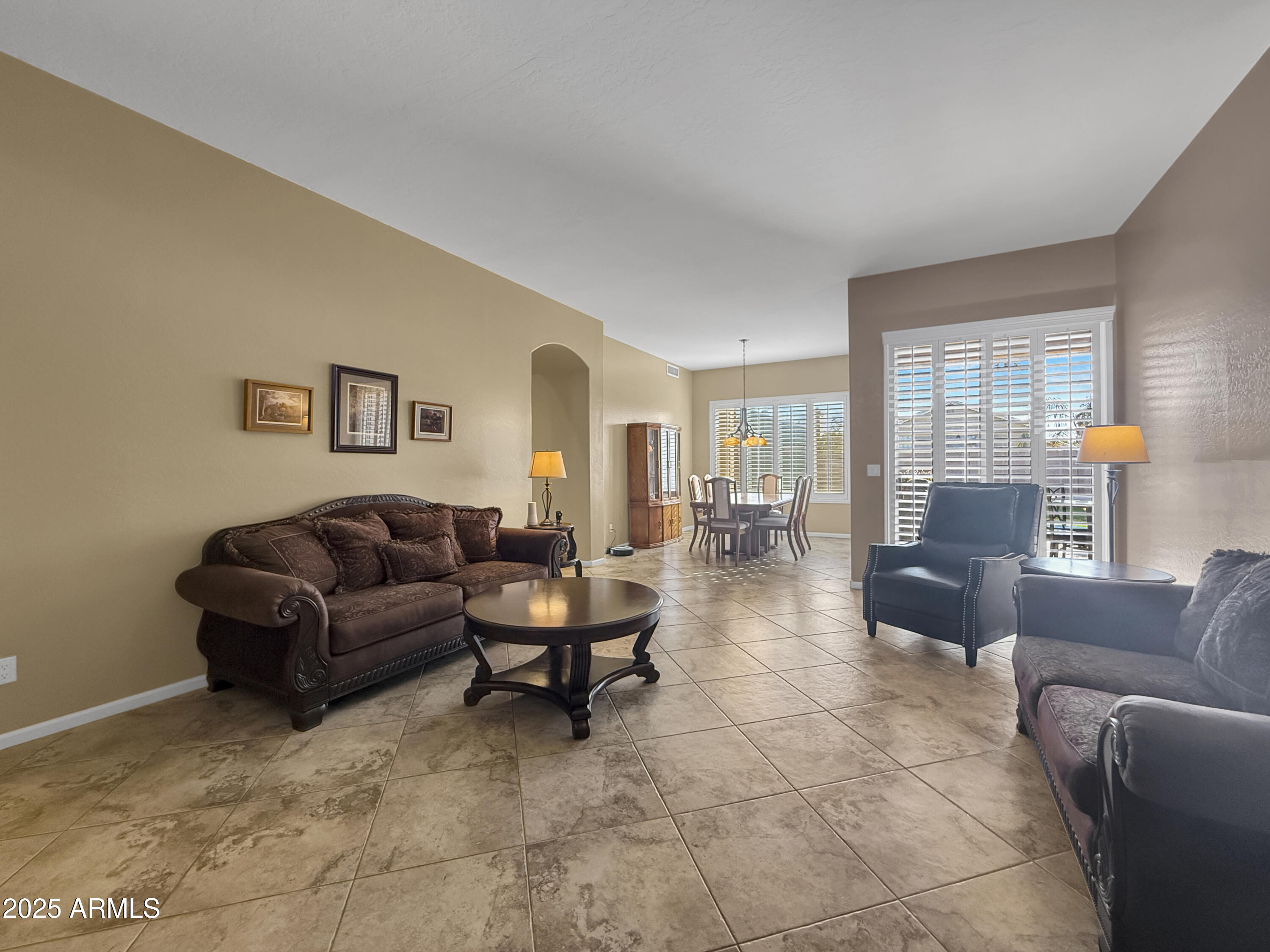 6623 W ROBIN Lane