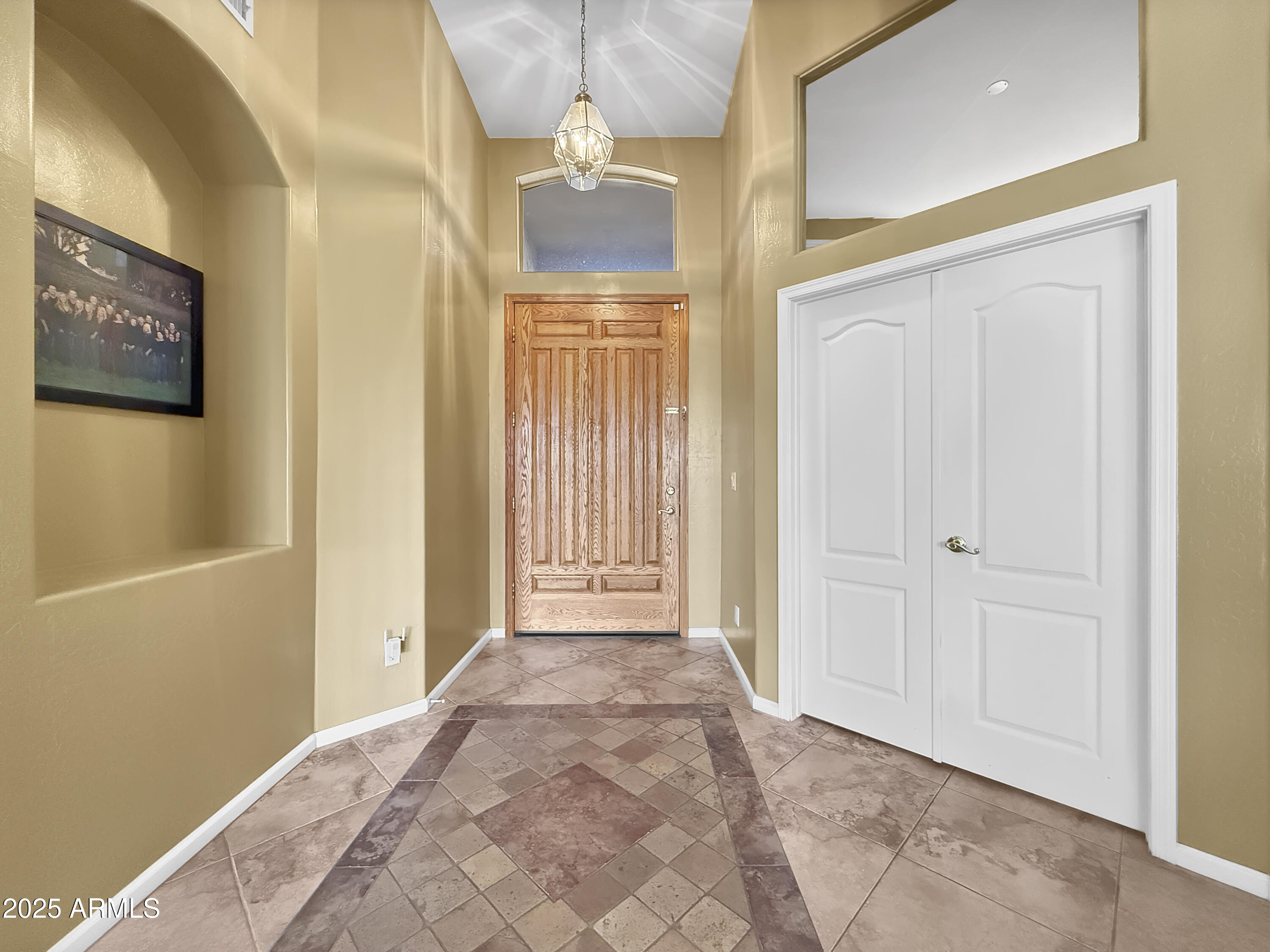 6623 W ROBIN Lane