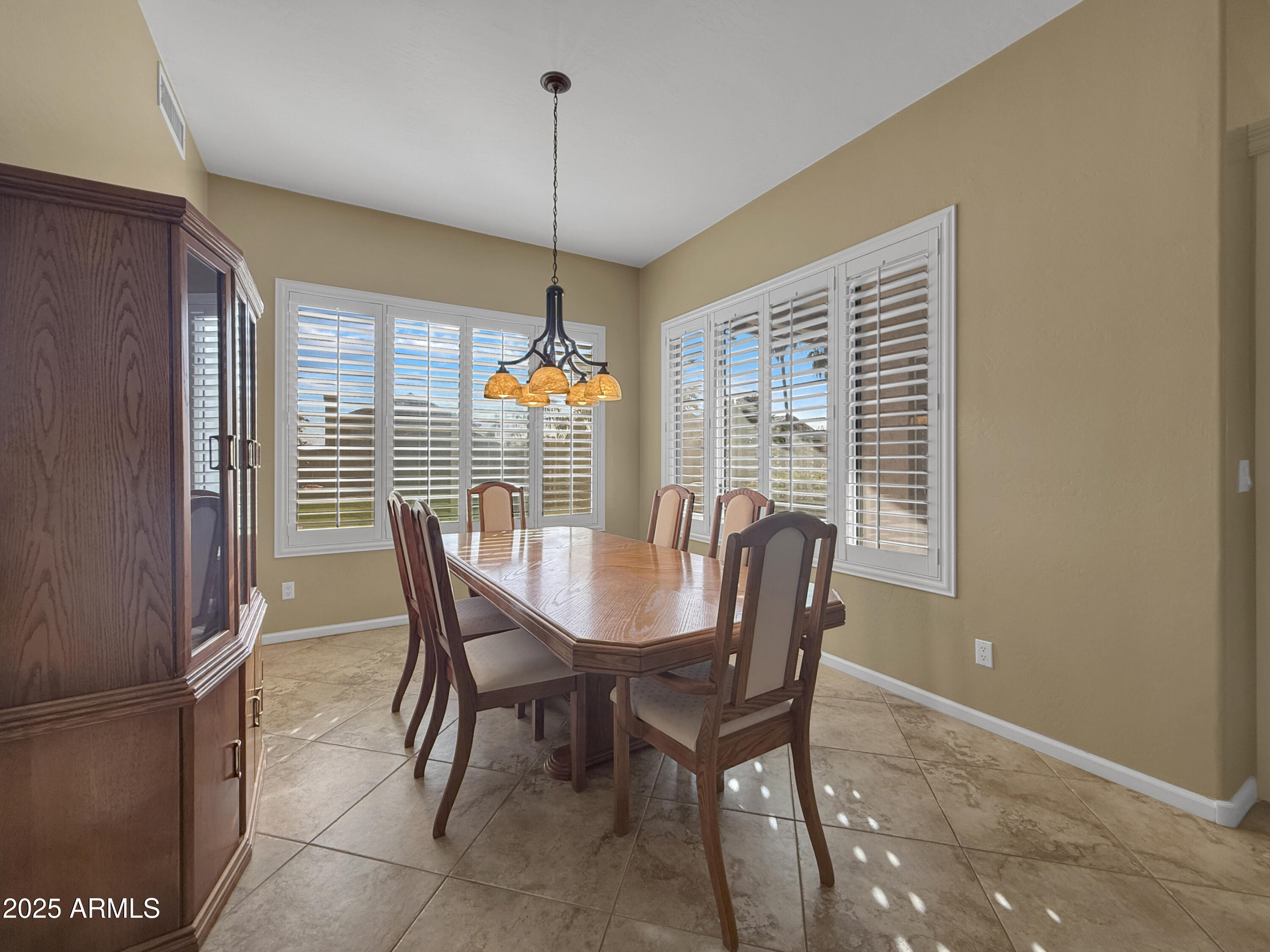 6623 W ROBIN Lane