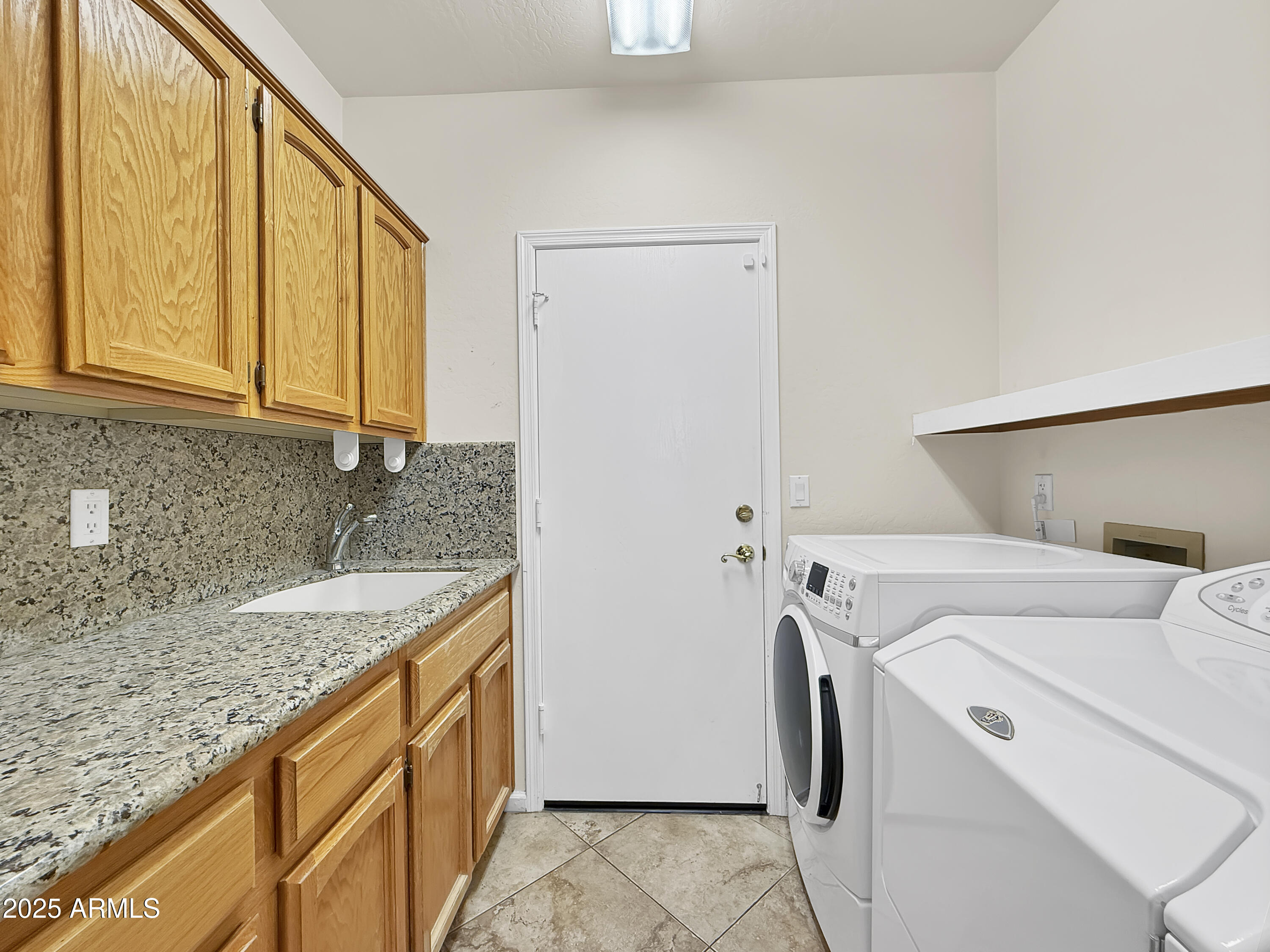 6623 W ROBIN Lane
