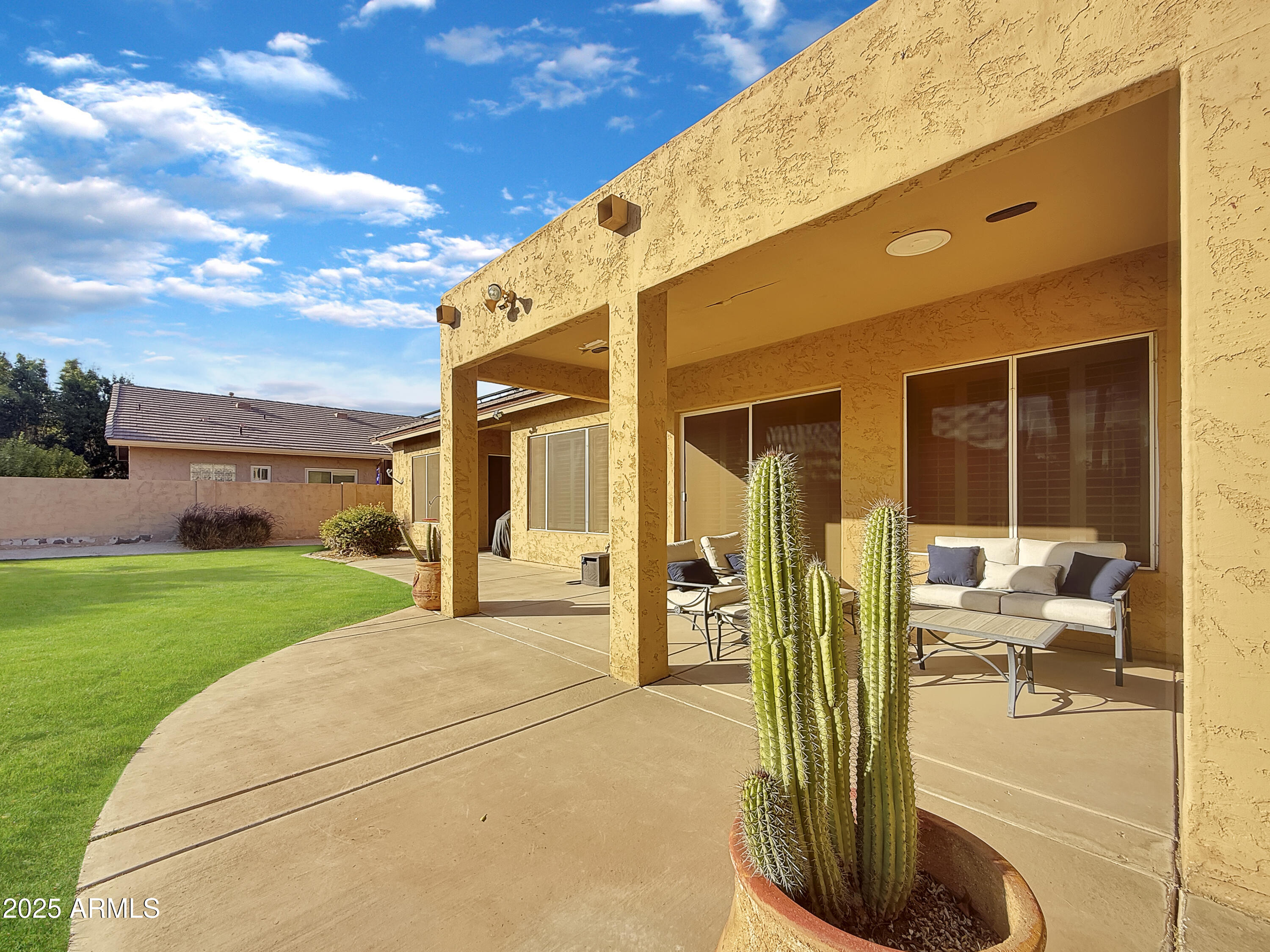 6623 W ROBIN Lane