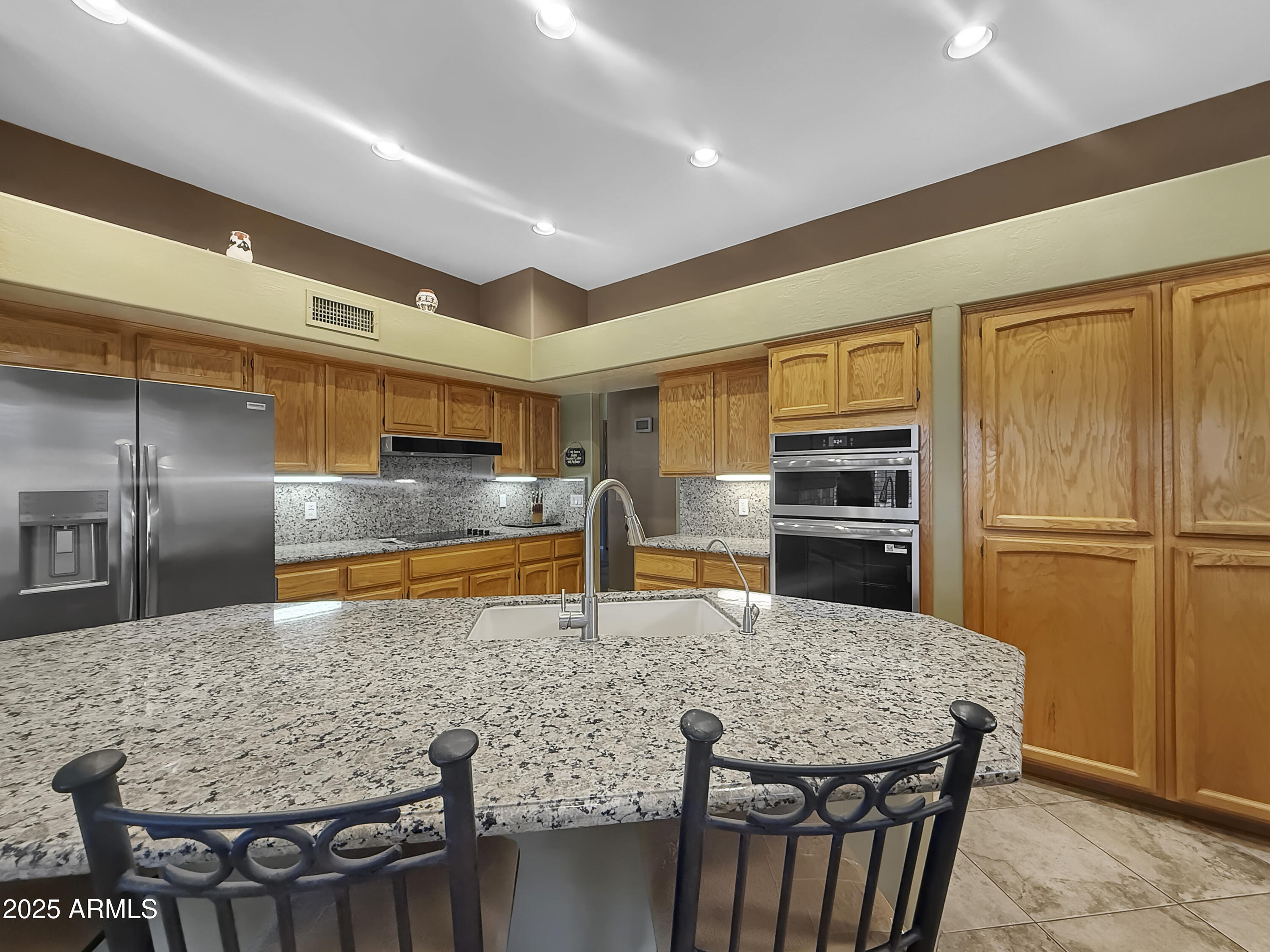 6623 W ROBIN Lane