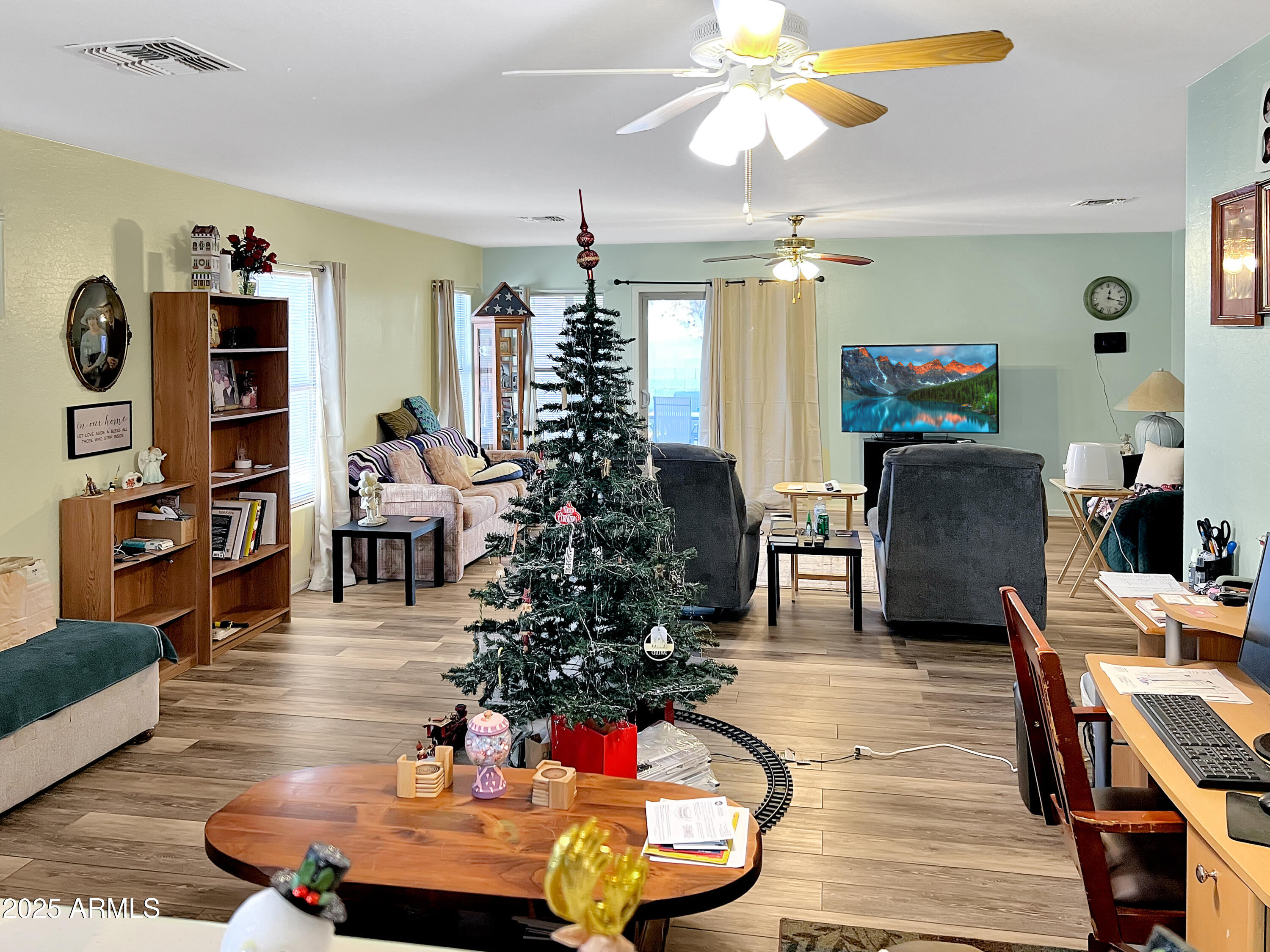 957 W LINDBERGH Avenue