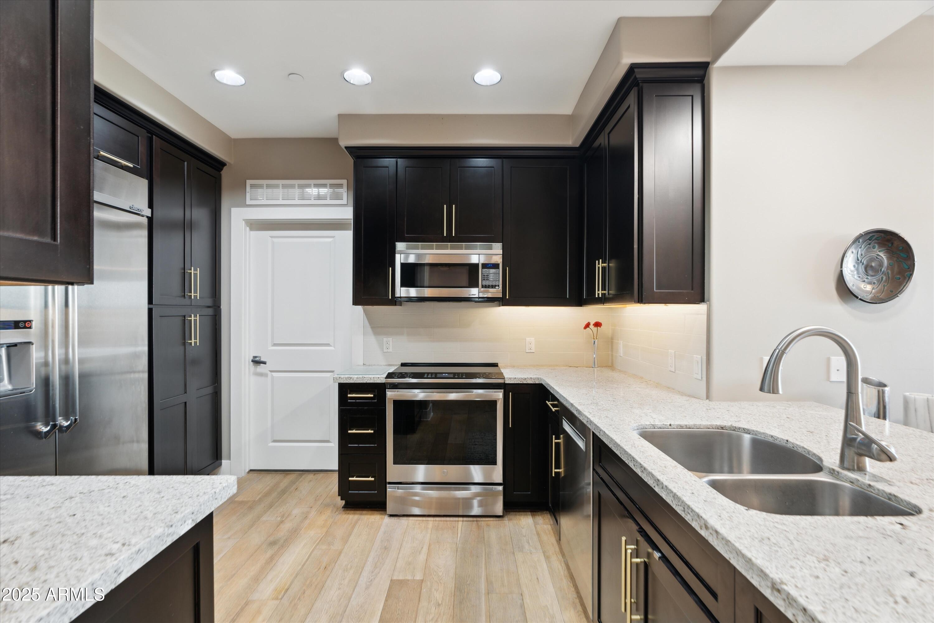 4805 N WOODMERE FAIRWAY, 2006