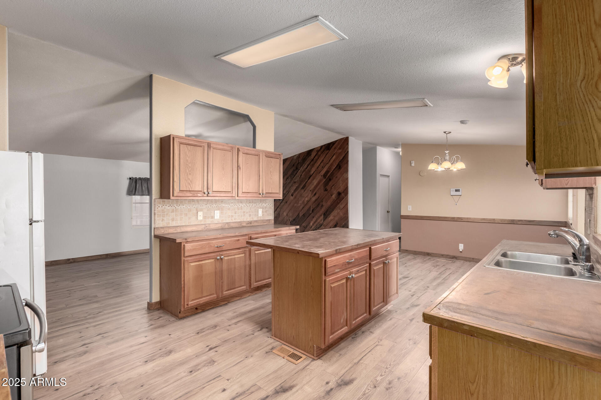 636 W WINDSONG Street