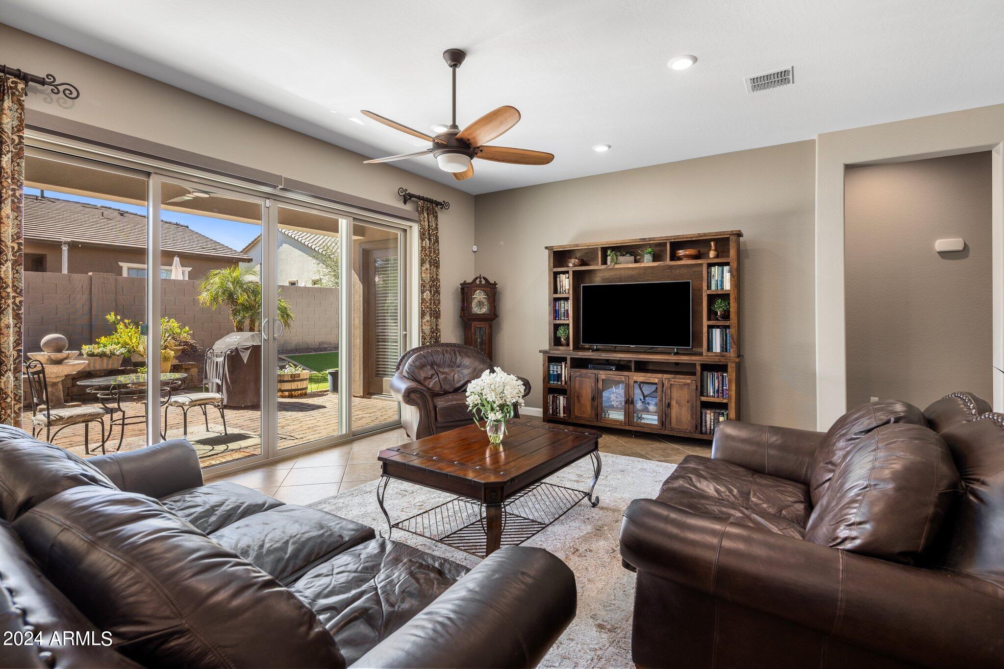 1163 E HOLBROOK Street