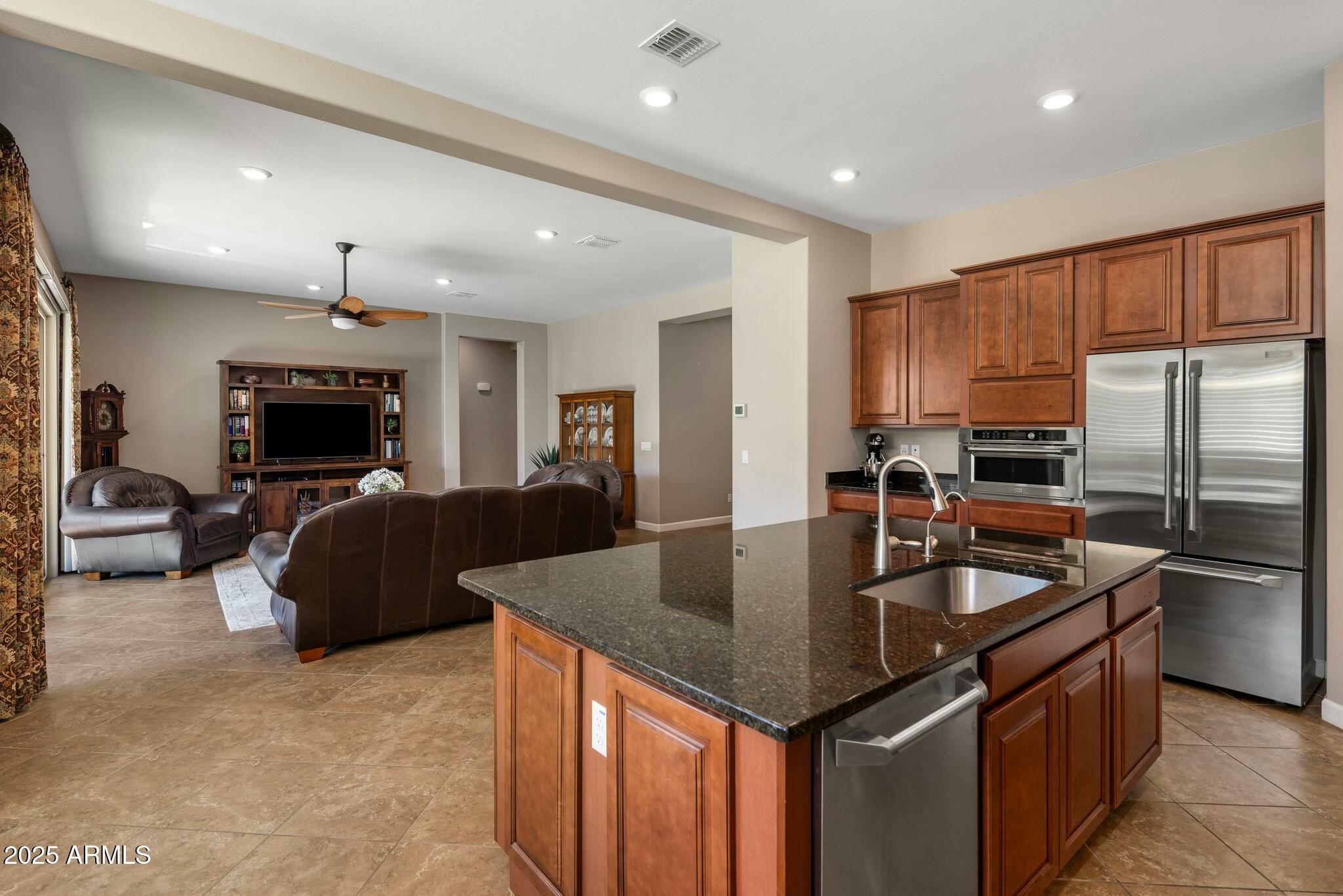 1163 E HOLBROOK Street