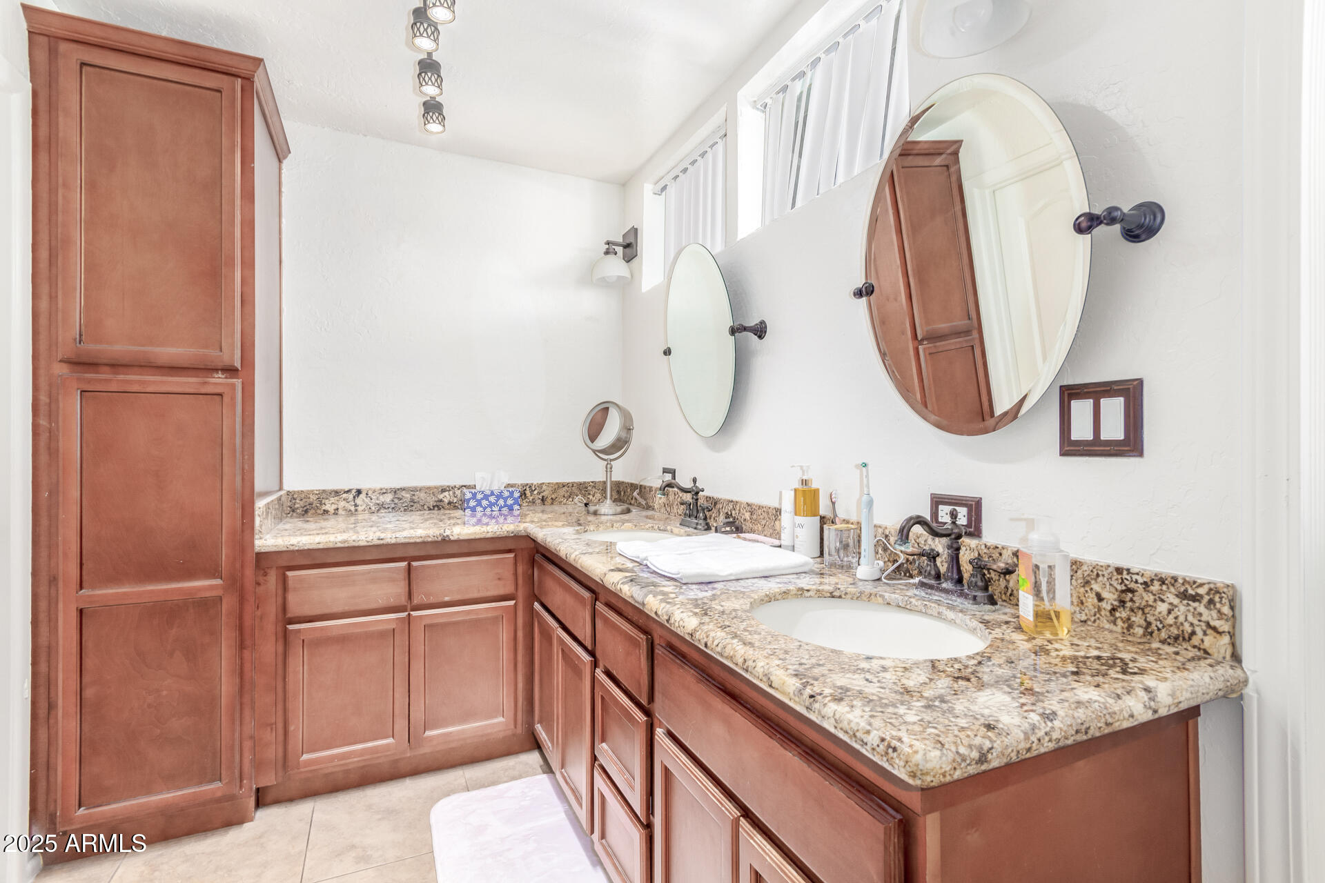 3312 S VENTURA Drive